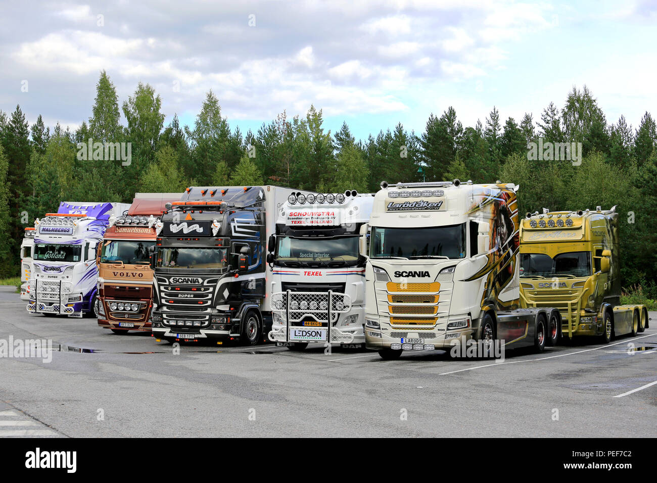 LEMPAALA, Finnland - 12. AUGUST 2018: die Gruppe der internationalen Show Trucks auf Truck Stop auf Ihrer Rückkehr von Power Truck Show 2018 geparkt. Stockfoto
