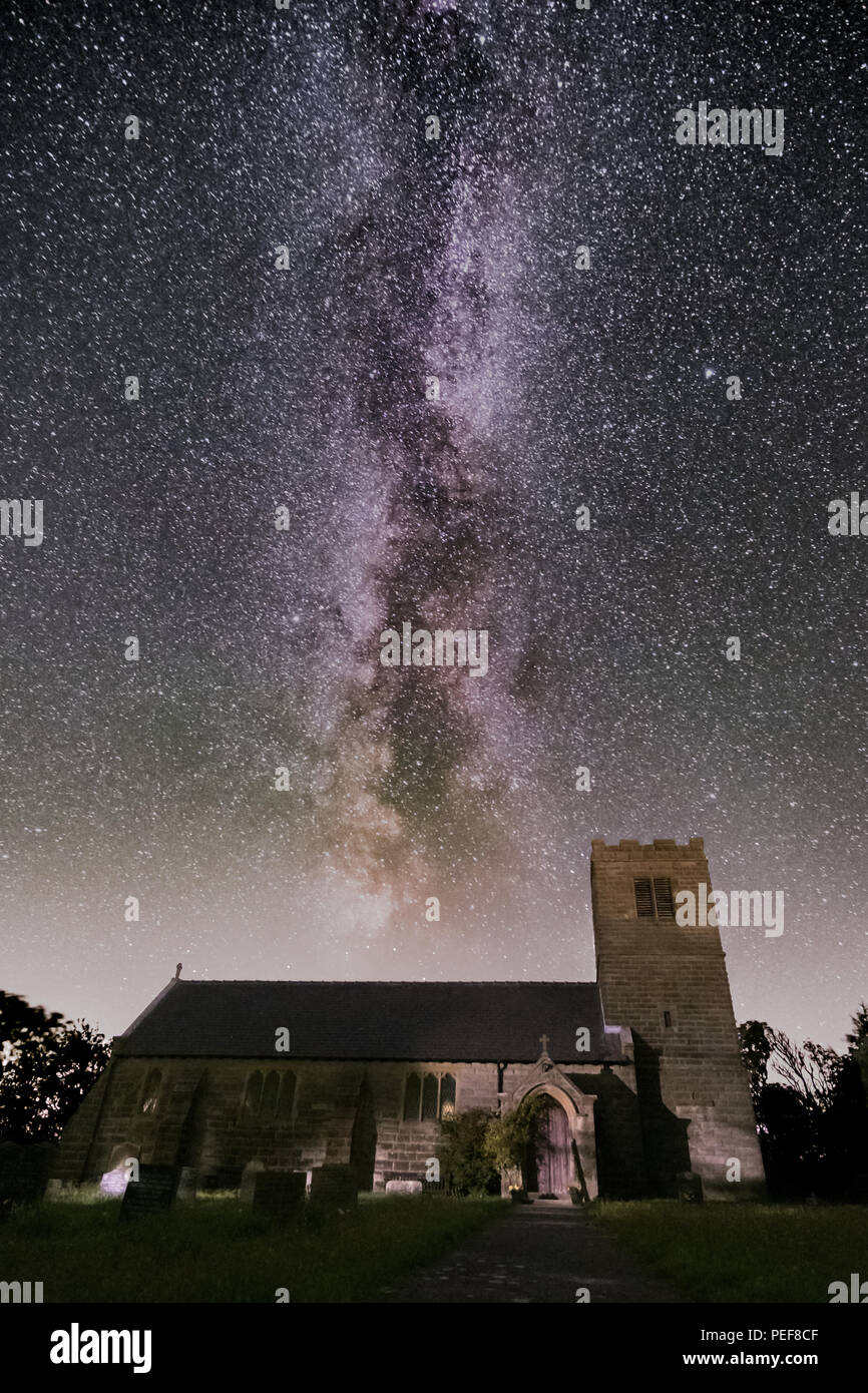 Viele Sterne und der prächtigen Milchstraße über dem dunklen Himmel Landschaften des North Yorks Moors Stockfoto