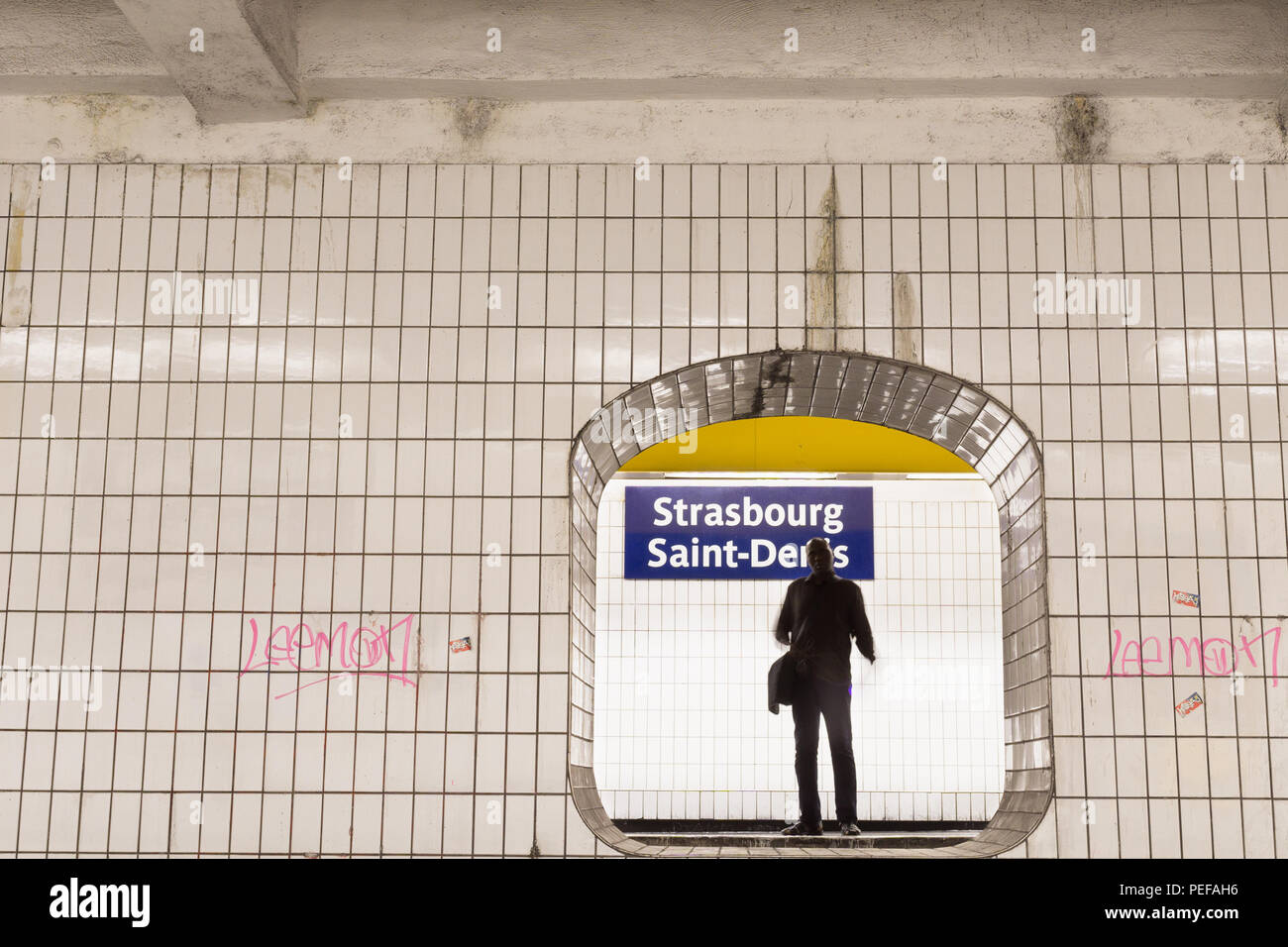 Menschen afrikanischer Herkunft warten auf die U-Bahn in Paris, Frankreich. Stockfoto