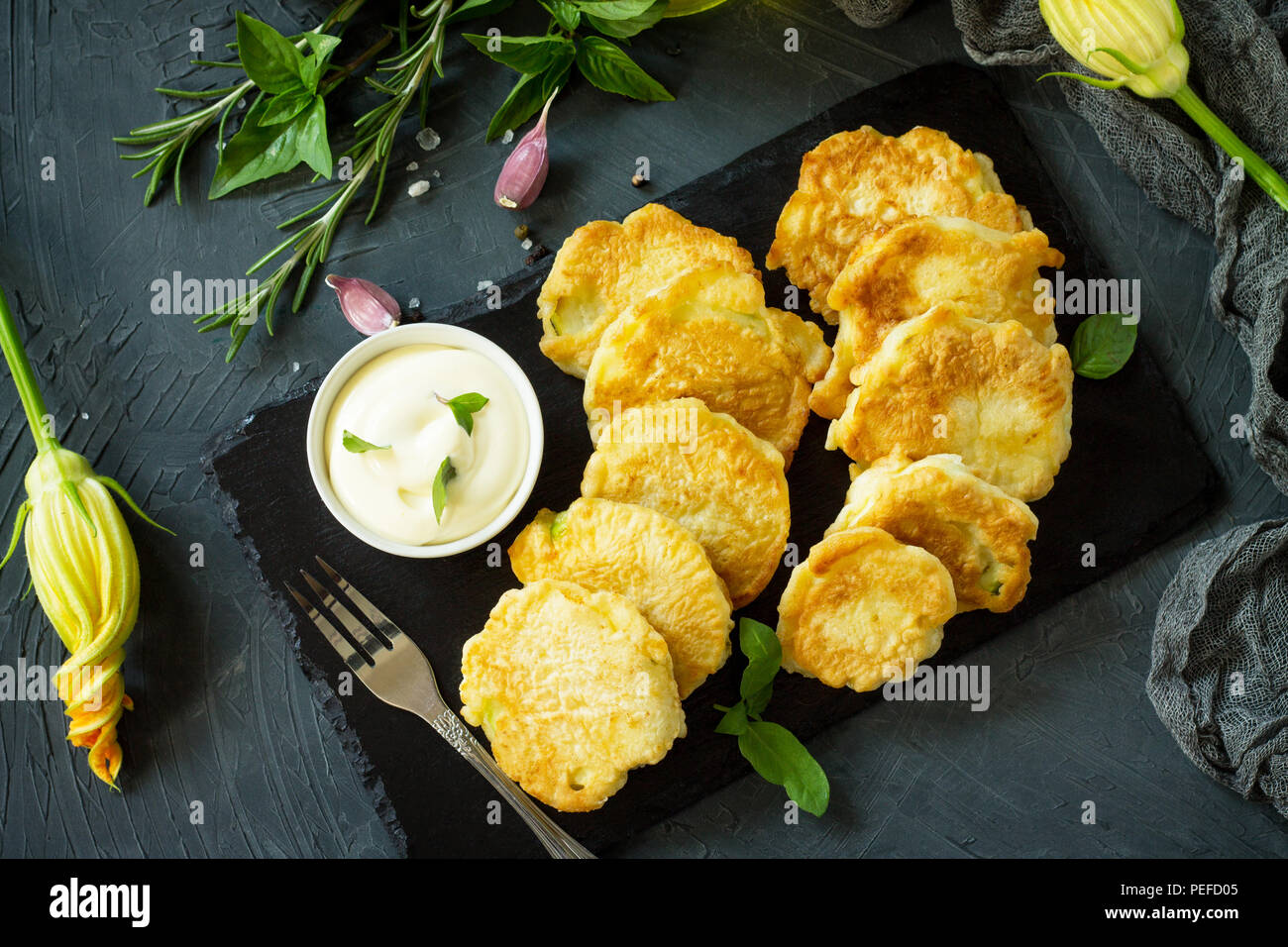 Vegane Gemüse Krapfen auf einem Hintergrund von Schiefer Schneidebrett ...