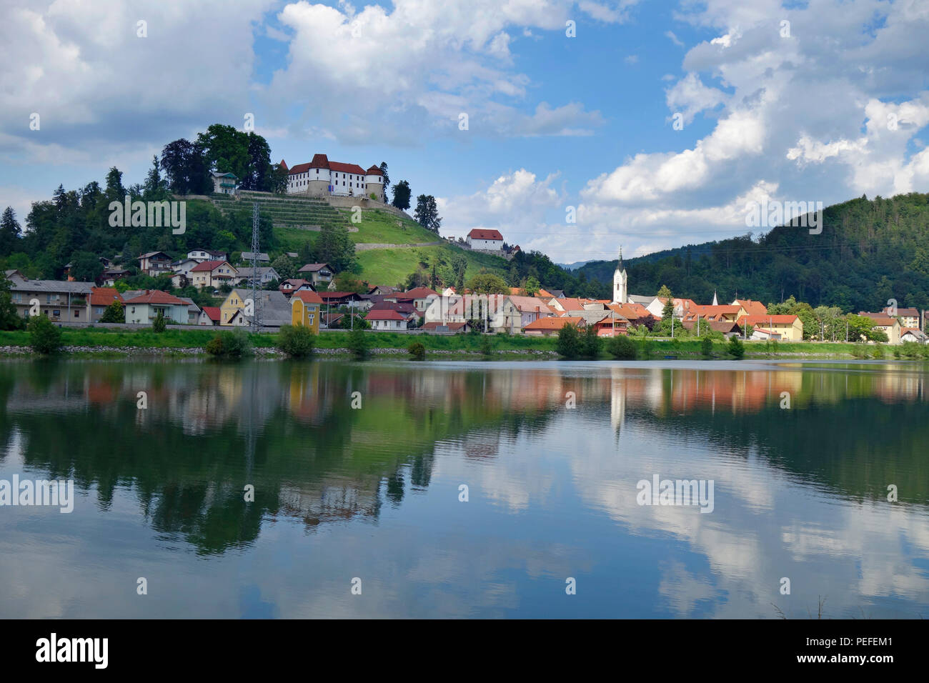Altstadt von sevnica über Fluss Sava, Slowenien Stockfoto