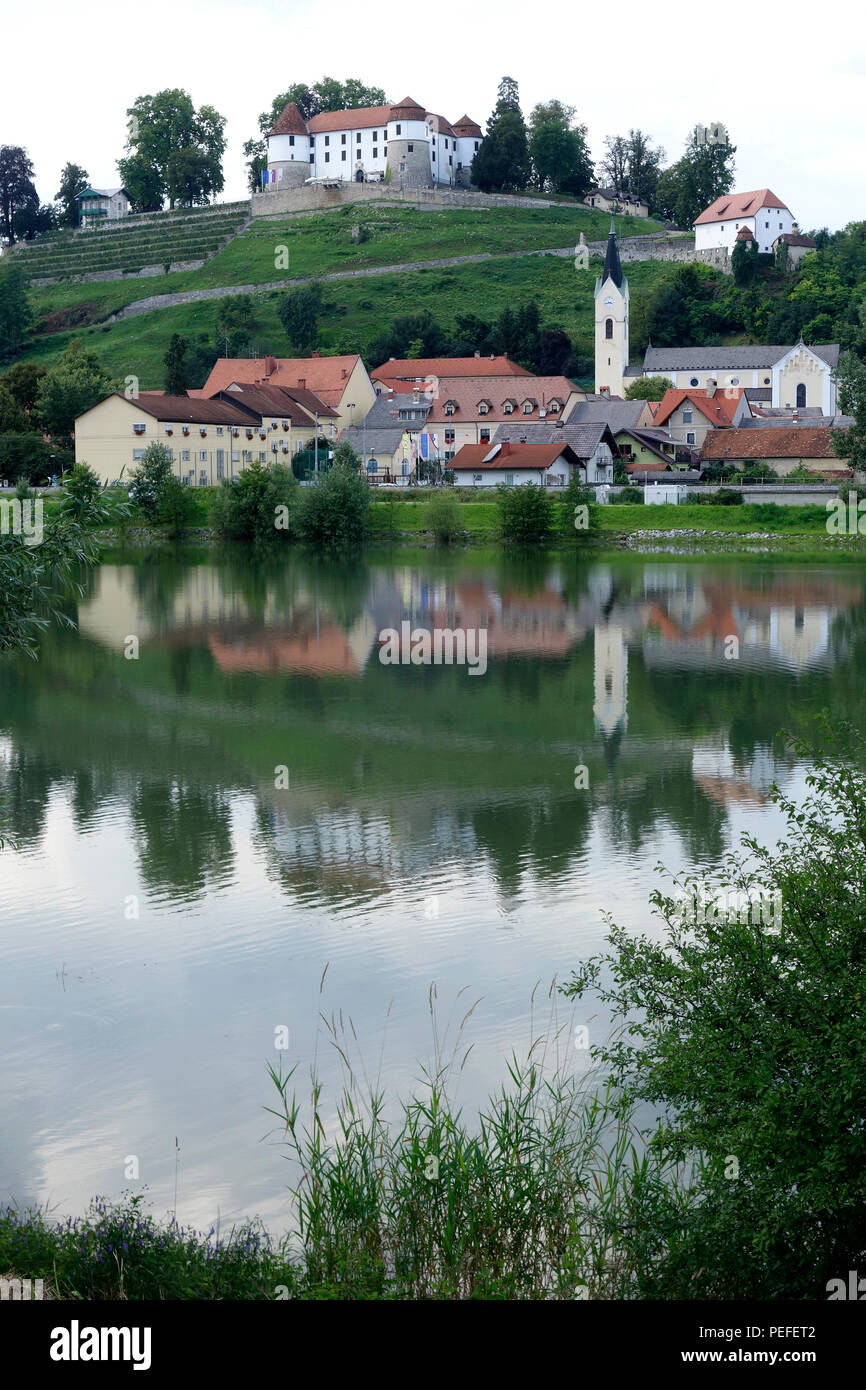 Altstadt von sevnica über Fluss Sava, Slowenien Stockfoto