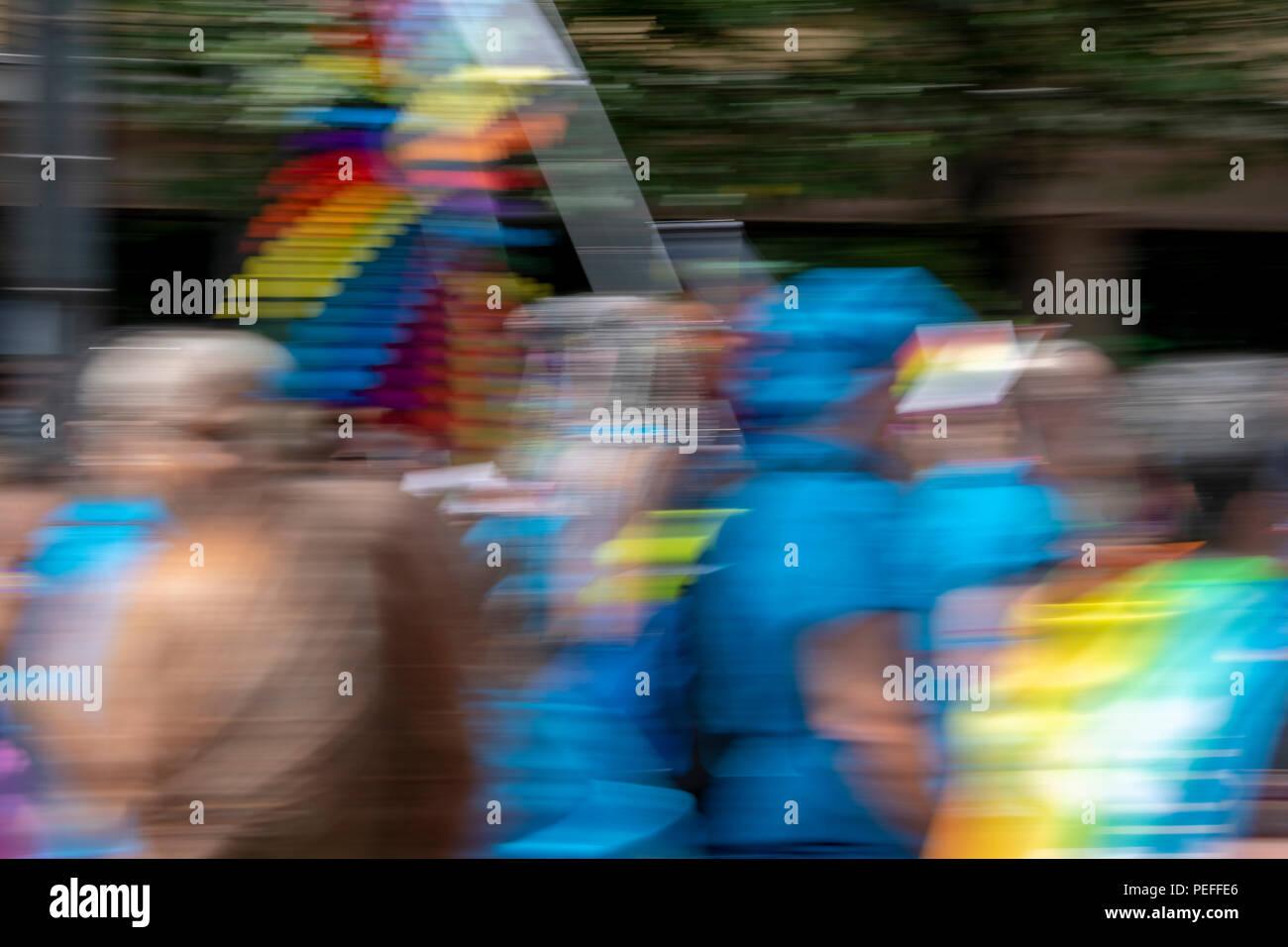 Foto von demonstranten an der Gay Pride in Brighton 2018 verwischt. Keine erkennbaren Personen Aufgrund der unscharfen Wirkung. Stockfoto