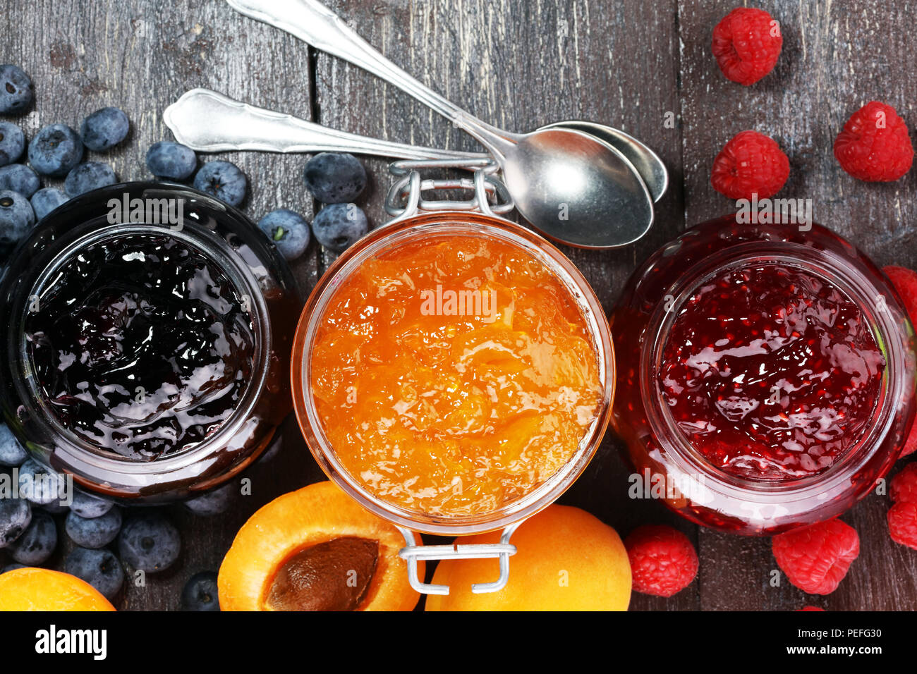 Auswahl an Marmeladen, saisonalen Beeren, Aprikosen, Minze und Früchte. Marmelade oder Konfitüre Stockfoto