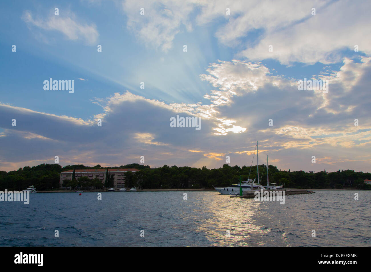 Der Himmel über der Insel Brioni, Kroatien, Adria im Sonnenuntergang Stockfoto