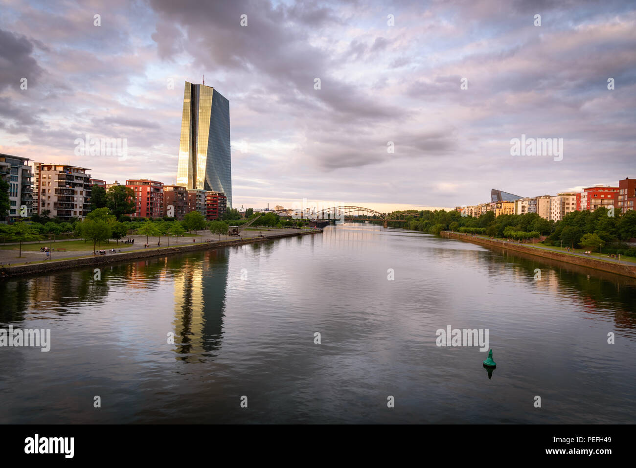 Die Stadt ist in der Mitte des größeren Frankfurt Rhein-Main Metropolregion, mit einer Bevölkerung von 5,5 Millionen Stockfoto