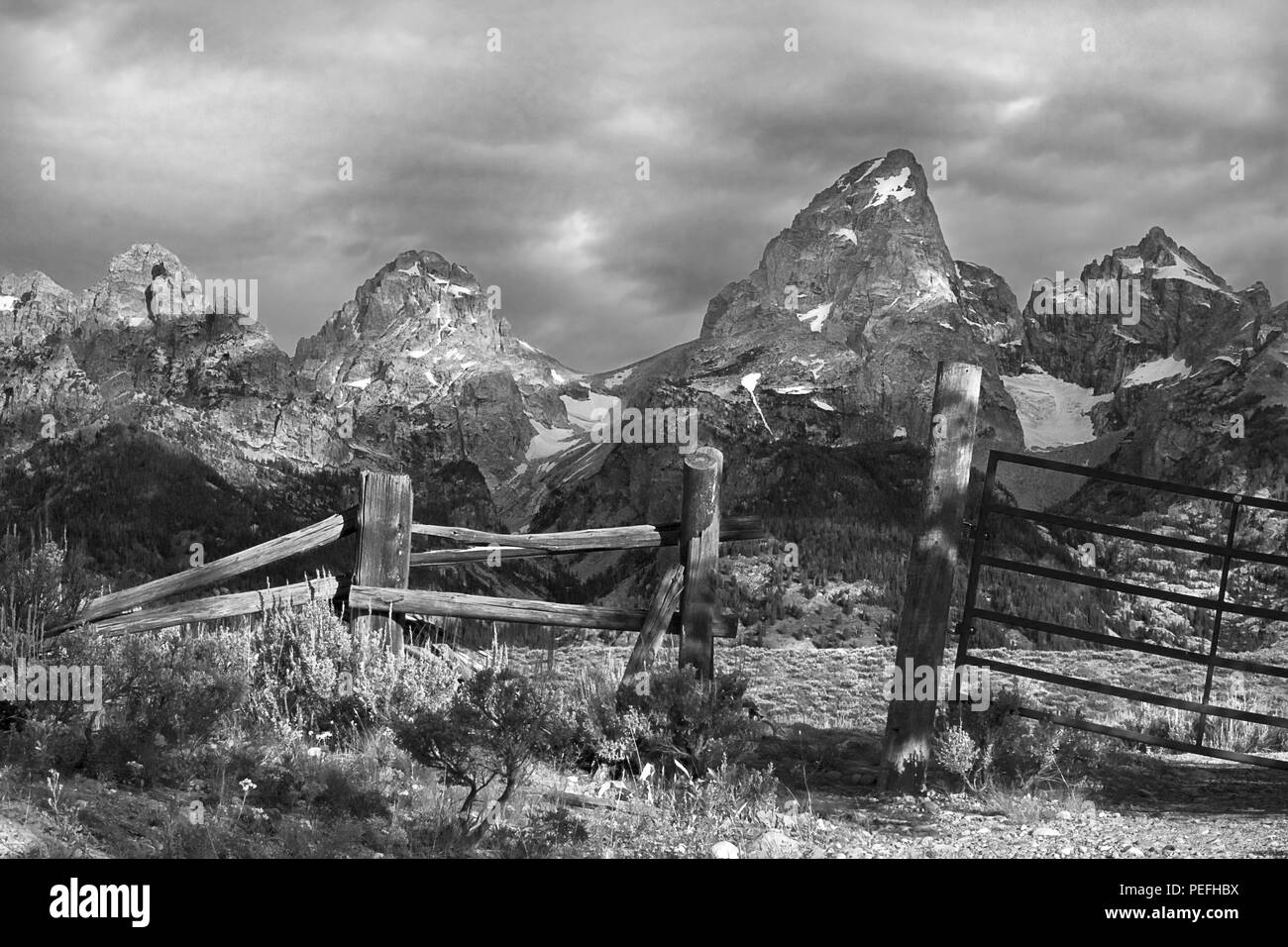 Ist die Beleuchtung in dieser Landschaft Foto ist von Ansel Adams Qualität. Dies ist die Teton Bergkette und war von der Bar BC Dude Ranch Zaun genommen. Stockfoto