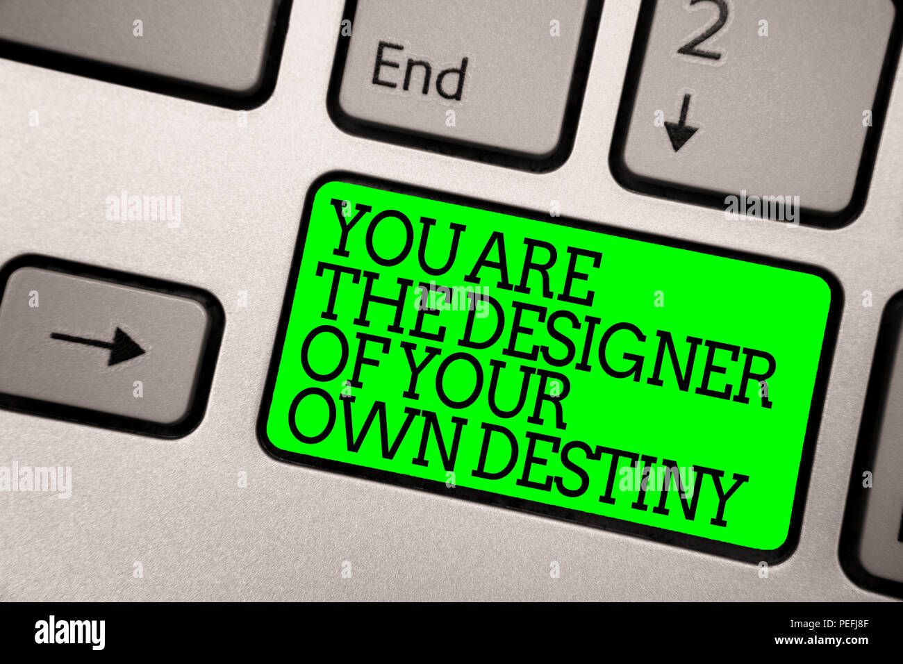 Konzeptionelle Hand schreiben, Sie sind die Designer des eigenen Schicksals. Business Foto präsentiert das Leben umarmen Änderungen Tastatur grüne Taste compu Stockfoto