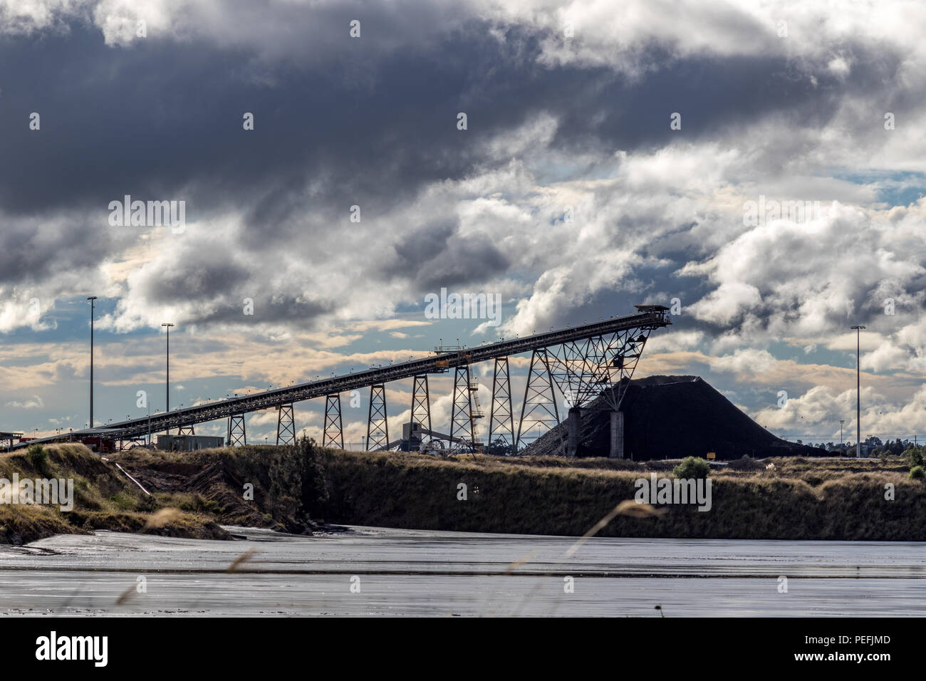 Förderband und Vorrat für Kohlebergwerke Stockfoto