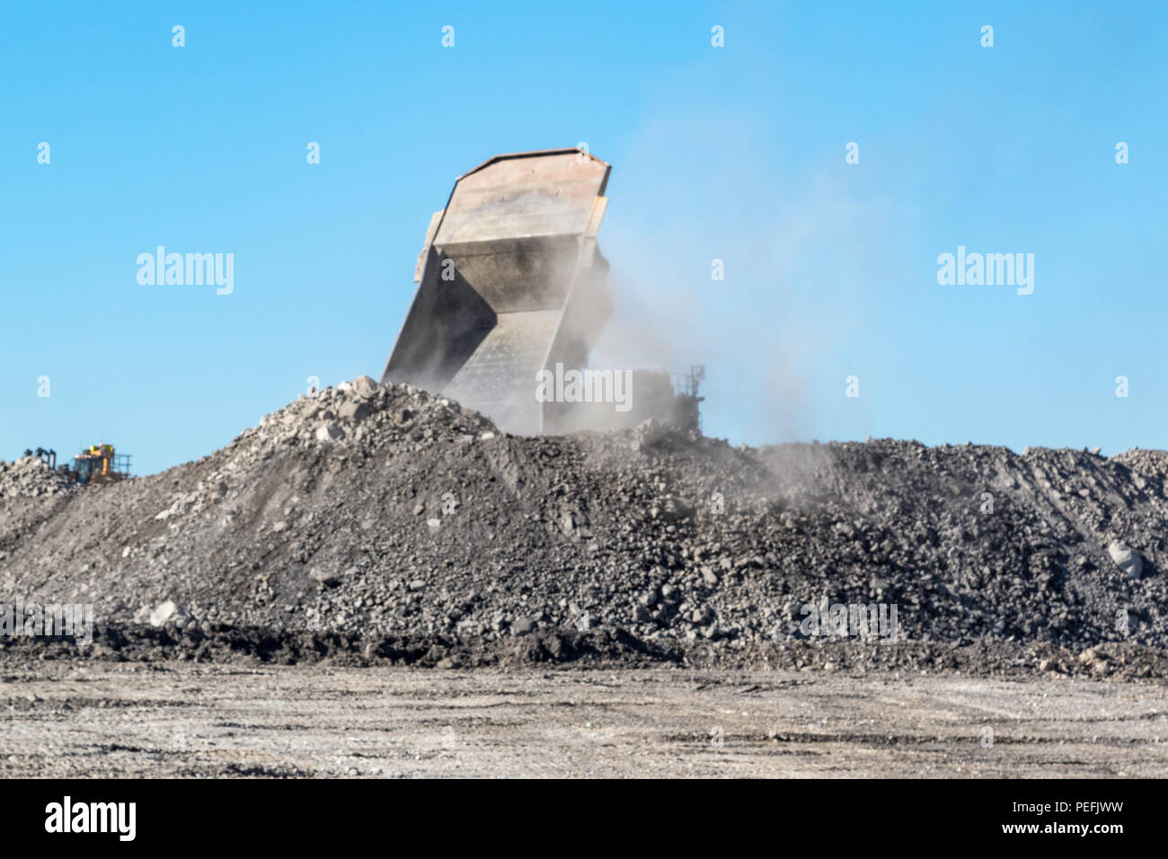 Muldenkipper für Bergbau, Abkippen von Abfällen Stockfoto