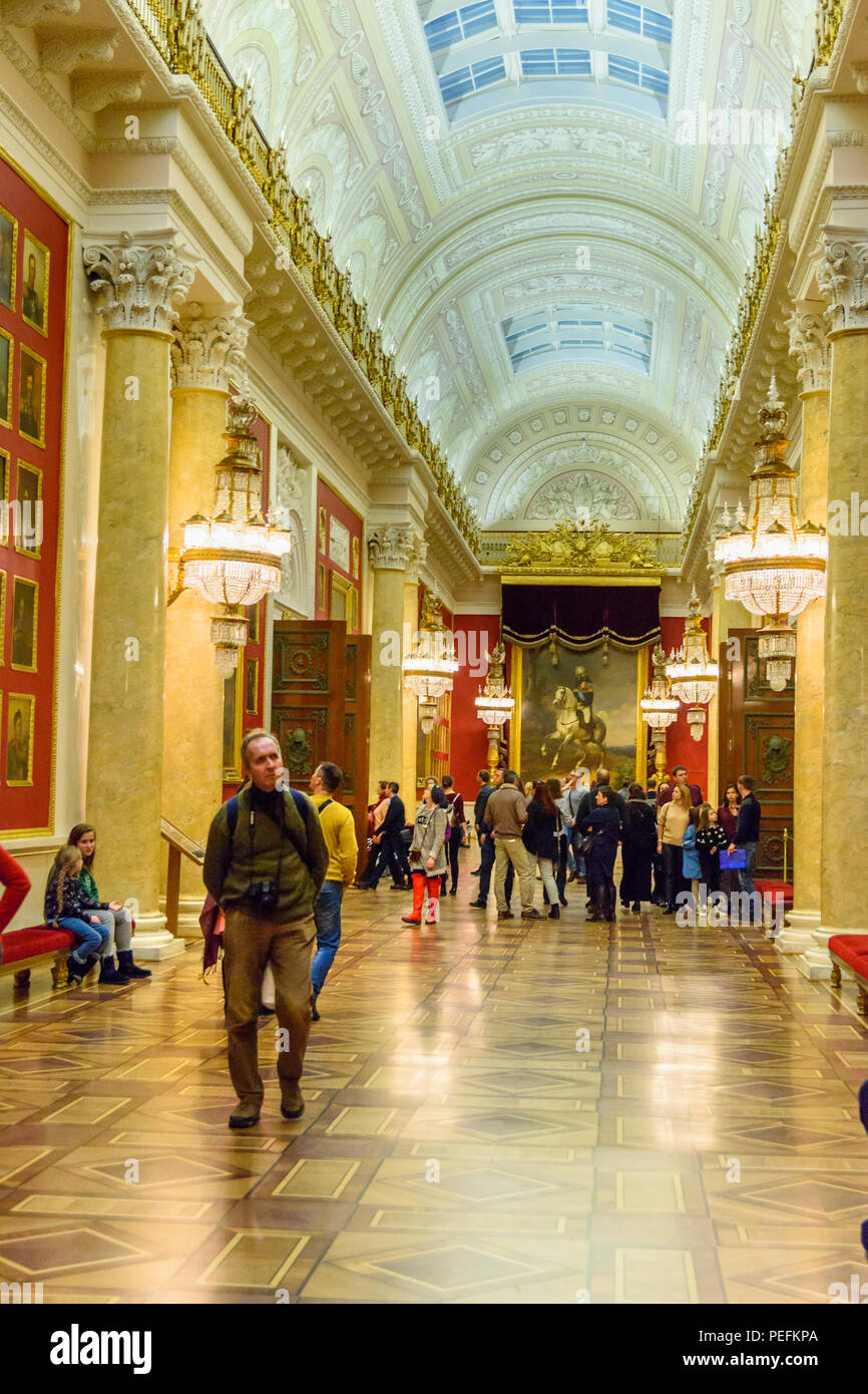 Sankt Petersburg, Russland - 3. Januar 2018: Touristen in den Krieg Galerie von 1812 der Staatlichen Eremitage Stockfoto