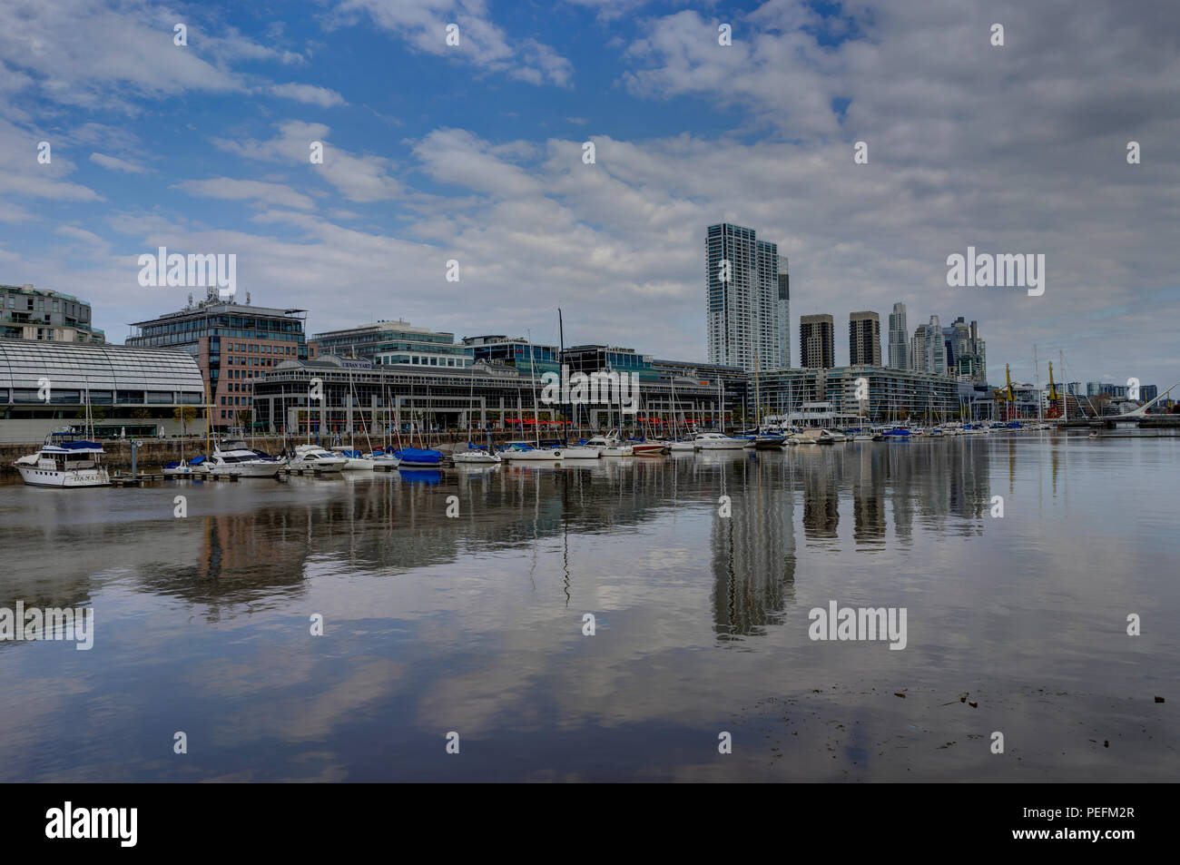 Foto in Argentinien Buenos Aires, August 2017: Moderne Hafen Puerto Madero in Buenos Aires. Stockfoto