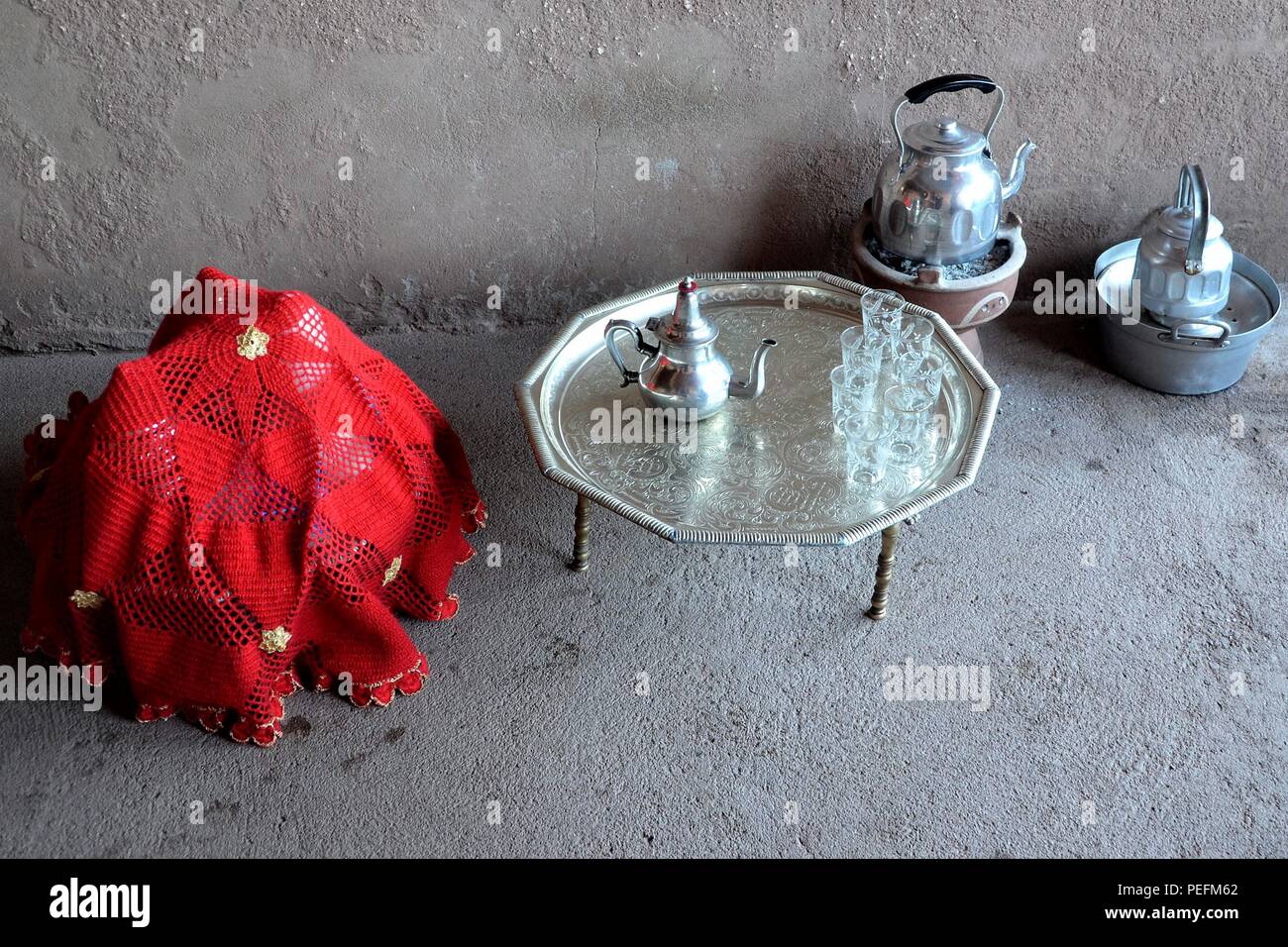 Stillleben mit traditionellen Teezeremonie Voraussetzungen in einem Berber im Hohen Atlas, Marokko Stockfoto