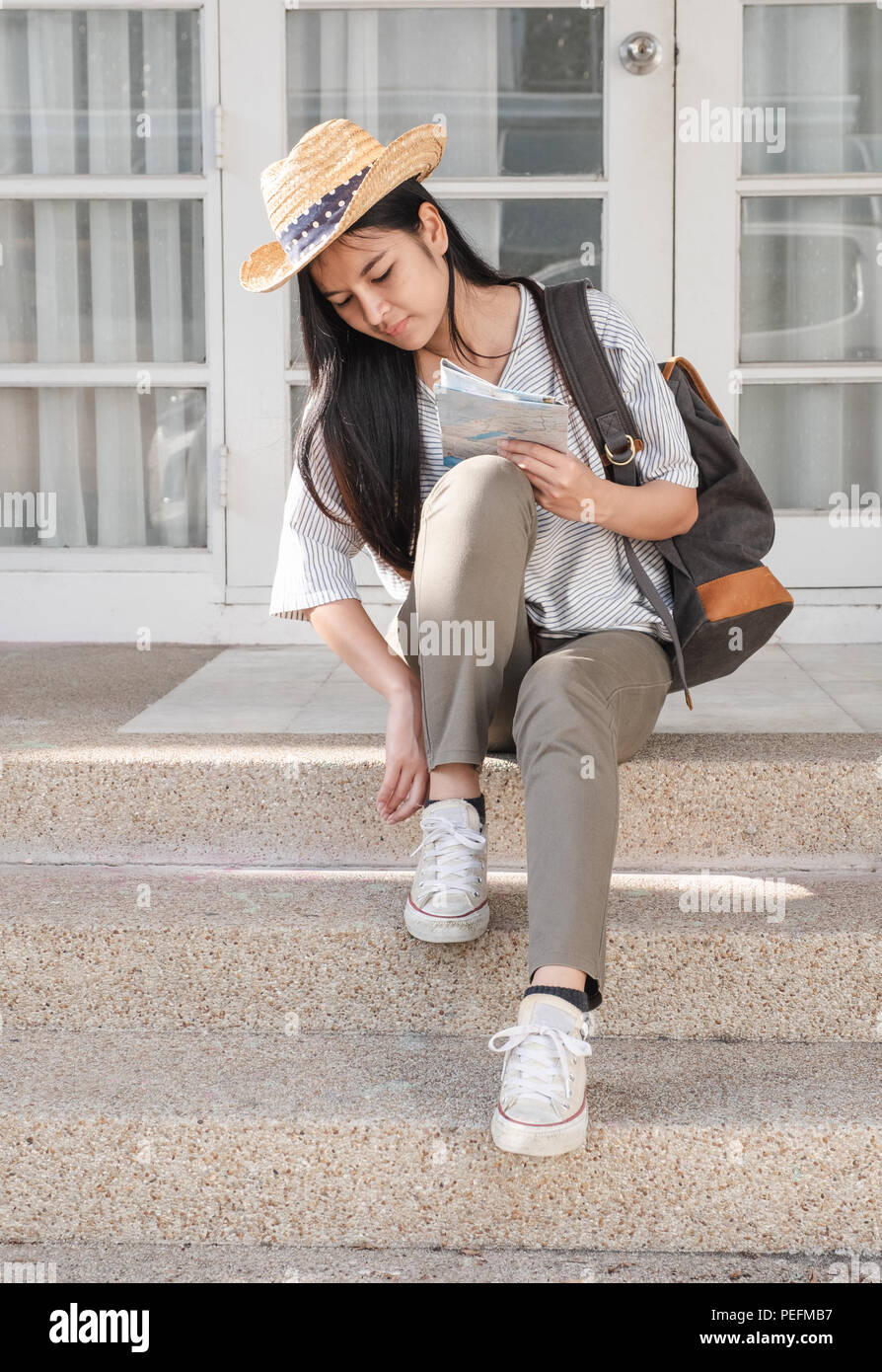 Asiatische Frau reisender Backpacker's Karte und von zu Hause aus gehen Sie die Stadt Reisen, Technologie im Lebensstil Stockfoto