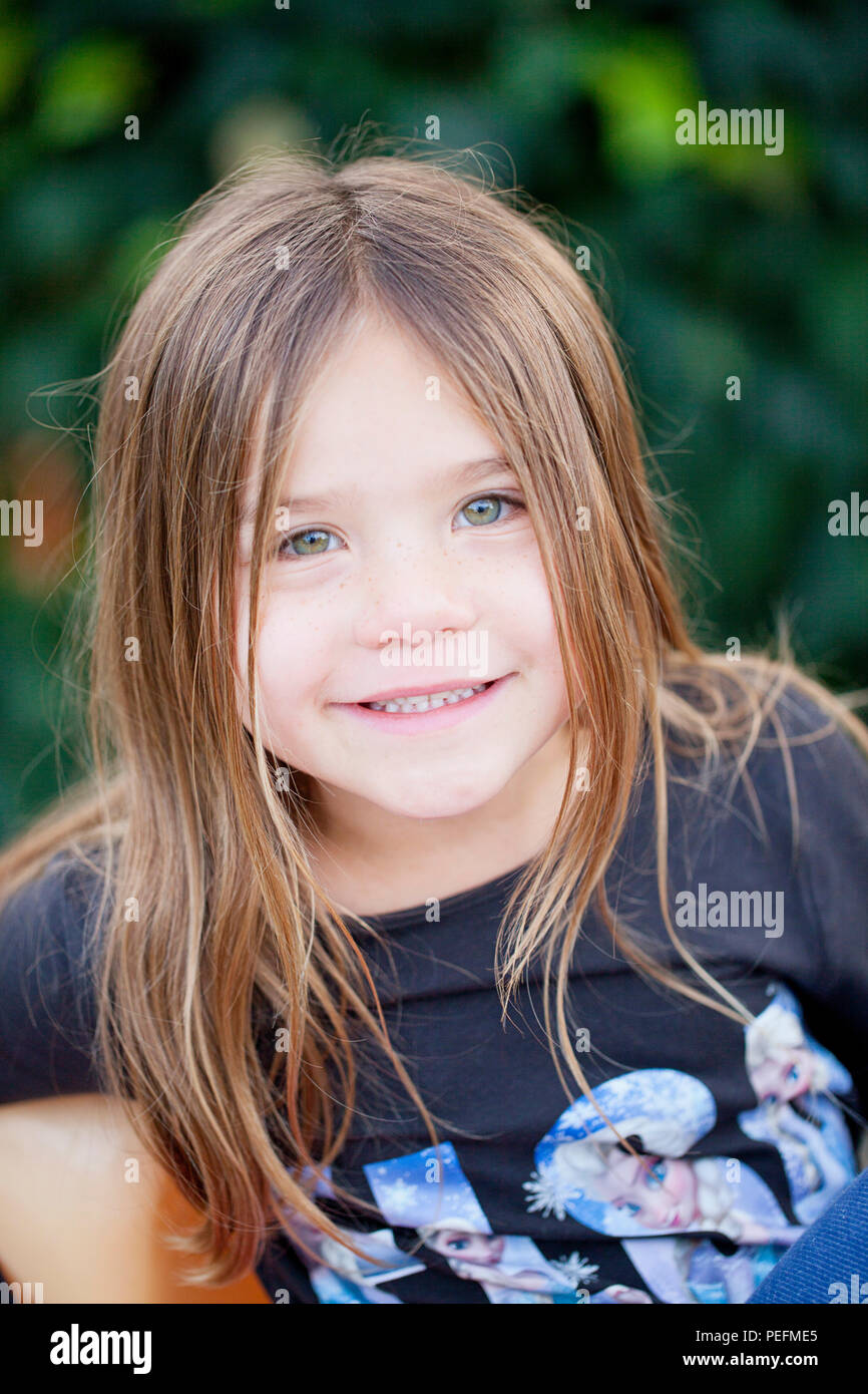 Porträt eines hübschen jungen Mädchens lächelnd Stockfoto