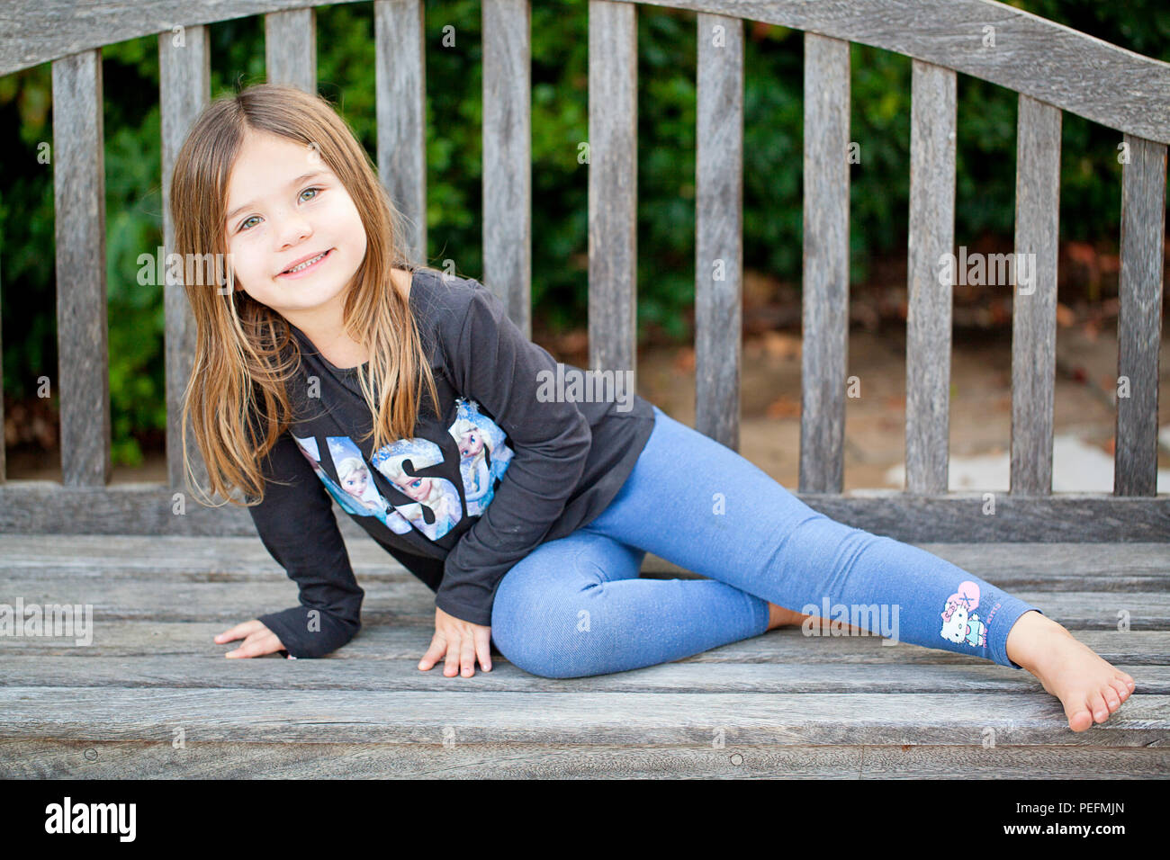 Porträt eines hübschen jungen Mädchens lächelnd Stockfoto