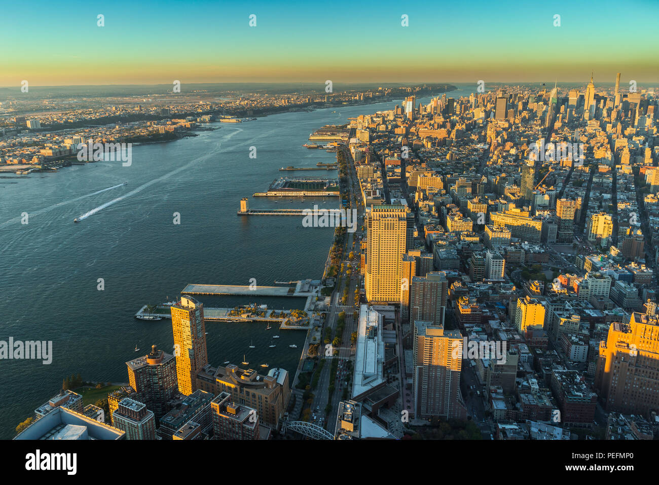 Foto in New York USA übernommen, August 2017: New York Skyline Cityview Manhattan Nacht vom World Trade Center Freedom Tower Stockfoto