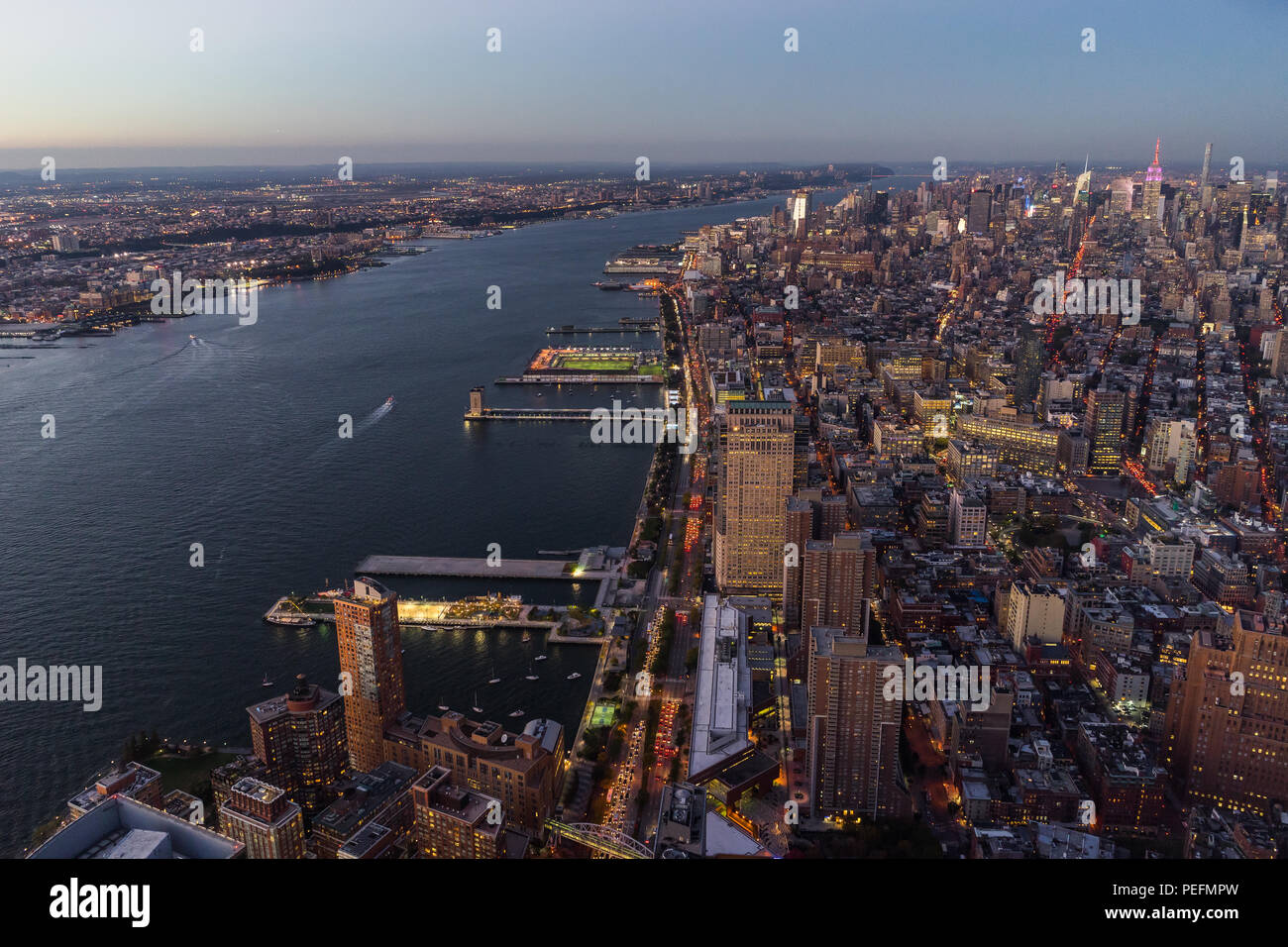 Foto in New York USA übernommen, August 2017: New York Skyline Cityview Manhattan Nacht vom World Trade Center Freedom Tower Stockfoto