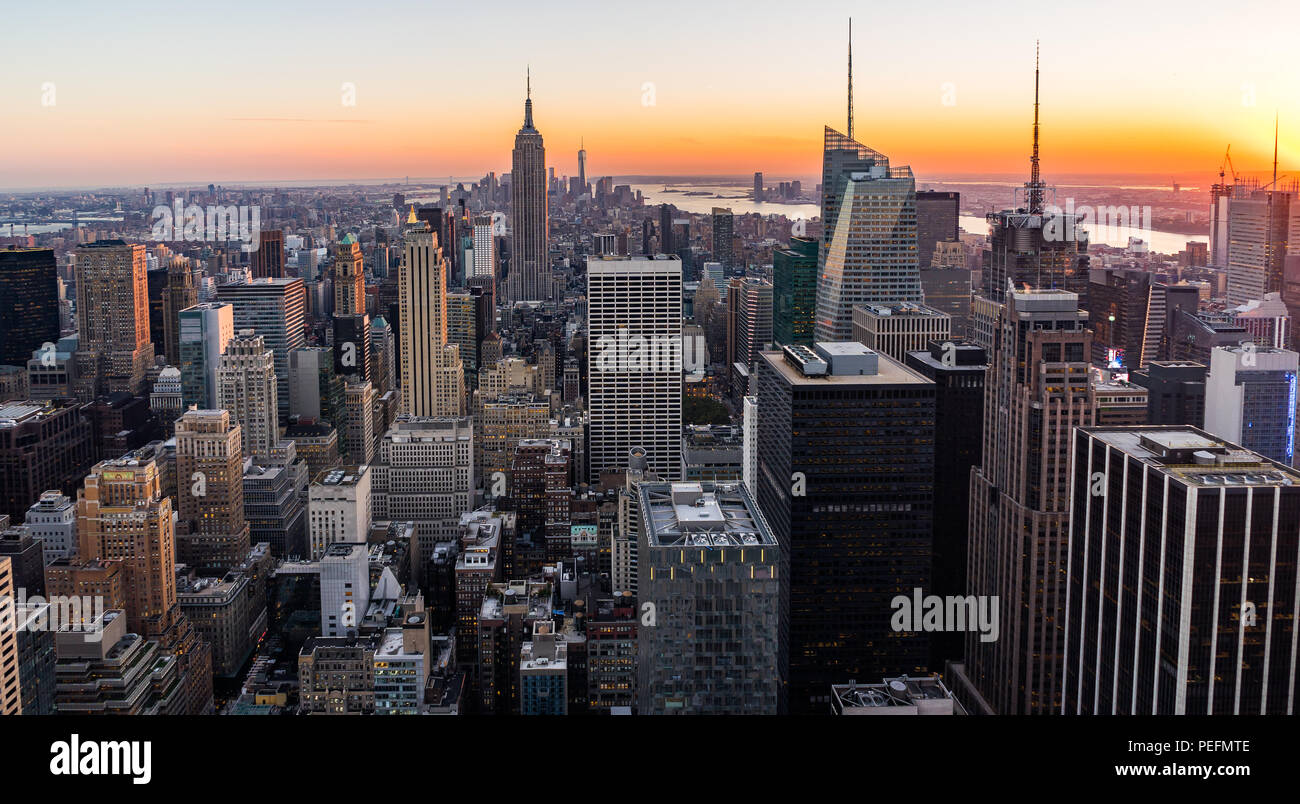 Foto in New York USA übernommen, August 2017: New York Skyline Skyline Manhattan Empire State Building von der Spitze des Felsens Sonnenuntergang Stockfoto