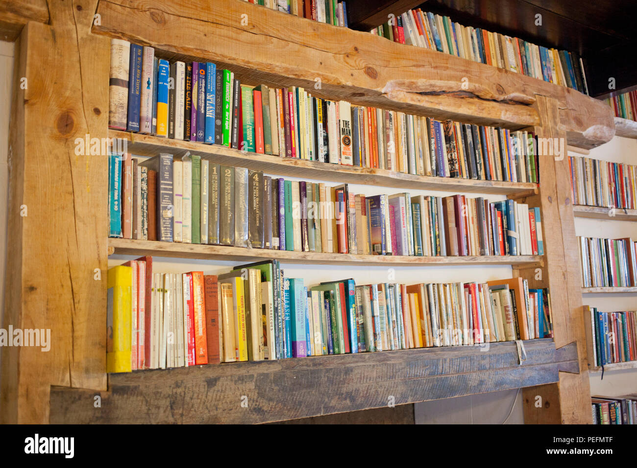 Alte Bücher in eine hölzerne Bücherregal Stockfoto