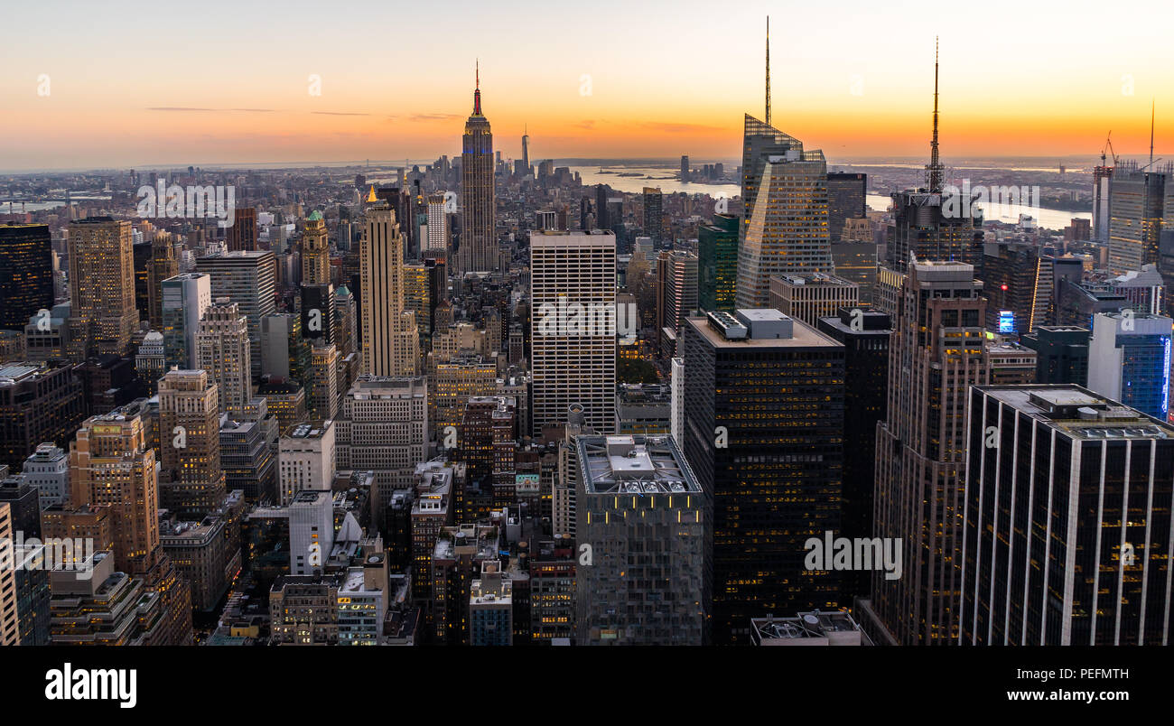 Foto in New York USA übernommen, August 2017: New York Skyline Skyline Manhattan Empire State Building von der Spitze des Felsens Sonnenuntergang Stockfoto