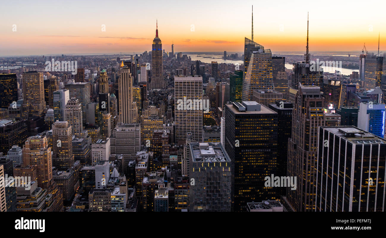 Foto in New York USA übernommen, August 2017: New York Skyline Skyline Manhattan Empire State Building von der Spitze des Felsens Sonnenuntergang Stockfoto