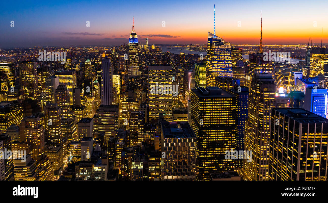 Foto in New York USA übernommen, August 2017: New York Skyline Skyline Manhattan Empire State Building von der Spitze des Felsens Sonnenuntergang Stockfoto