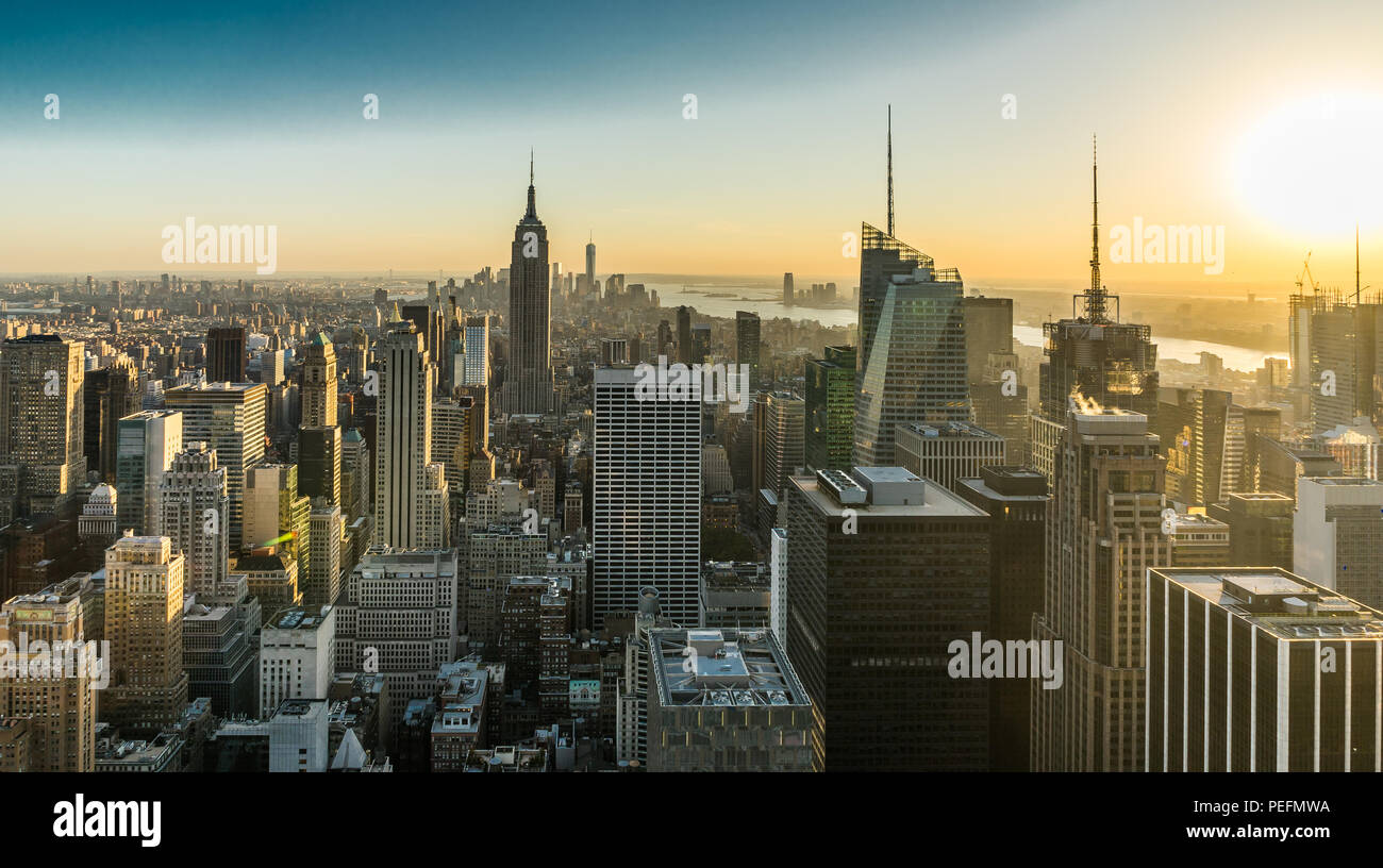 Foto in New York USA übernommen, August 2017: New York Skyline Skyline Manhattan Empire State Building von der Spitze des Felsens Sonnenuntergang Stockfoto