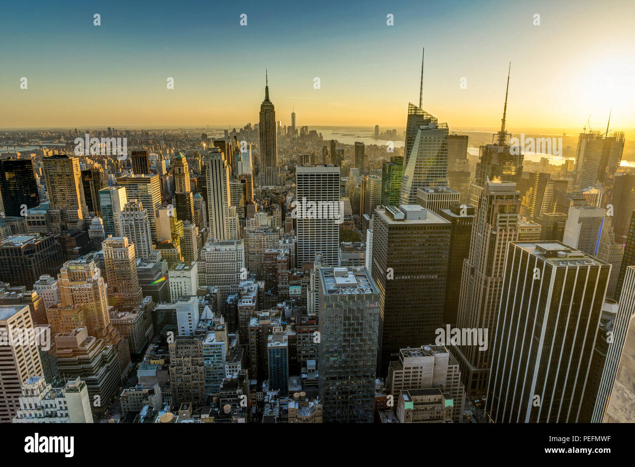 Foto in New York USA übernommen, August 2017: New York Skyline Skyline Manhattan Empire State Building von der Spitze des Felsens Sonnenuntergang Stockfoto