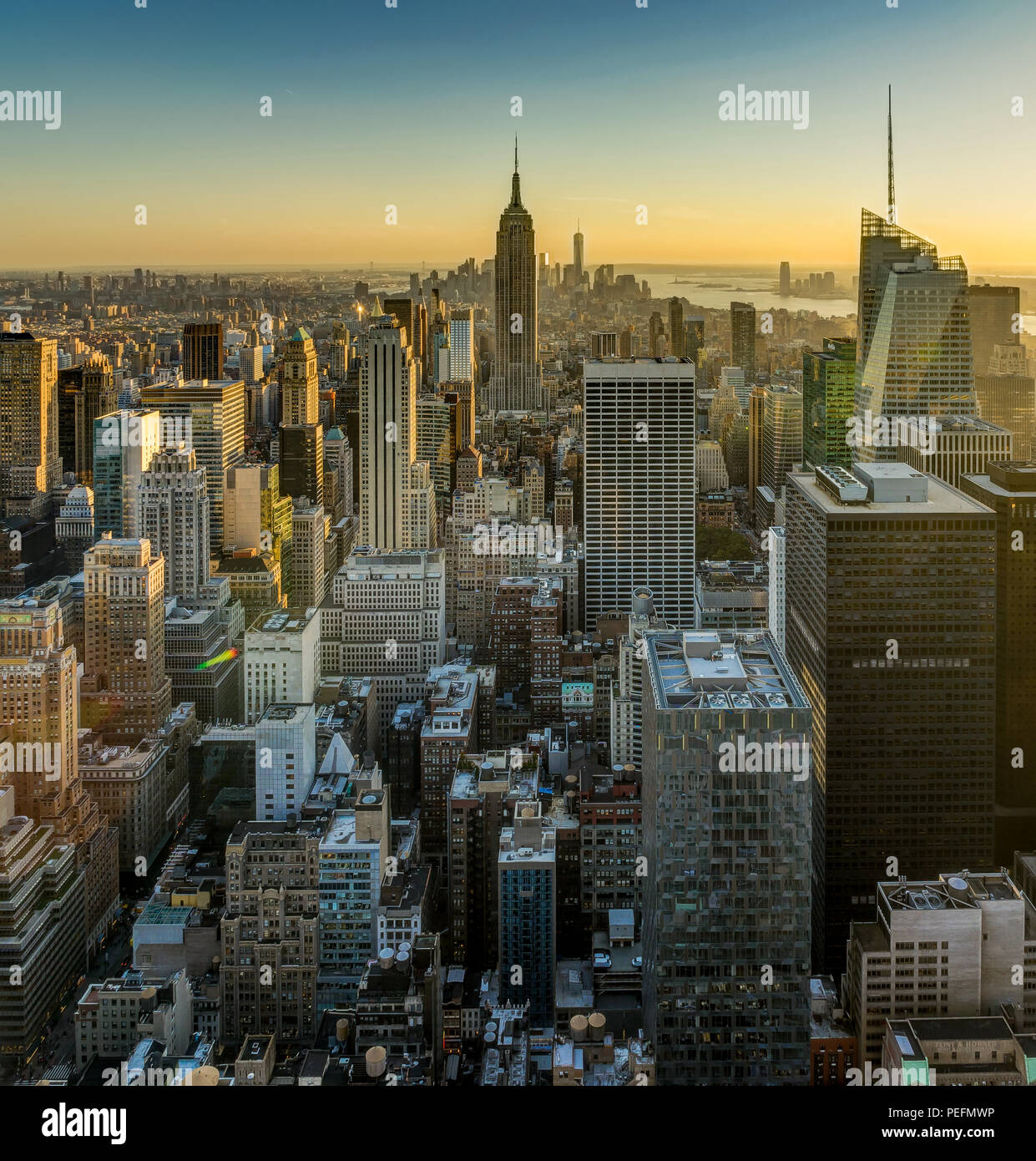 Foto in New York USA übernommen, August 2017: New York Skyline Skyline Manhattan Empire State Building von der Spitze des Felsens Sonnenuntergang Stockfoto