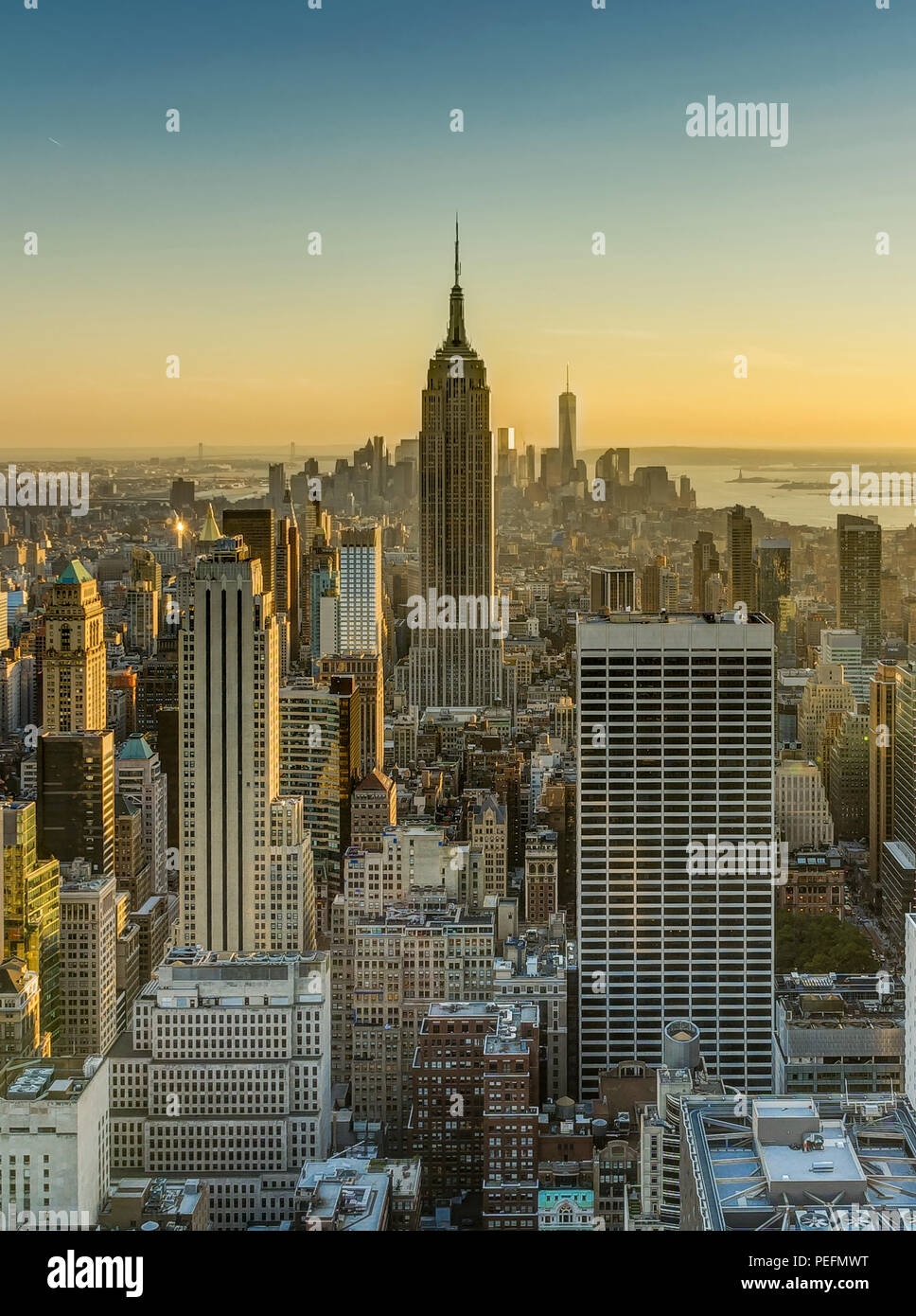 Foto in New York USA übernommen, August 2017: New York Skyline Skyline Manhattan Empire State Building von der Spitze des Felsens Sonnenuntergang Stockfoto