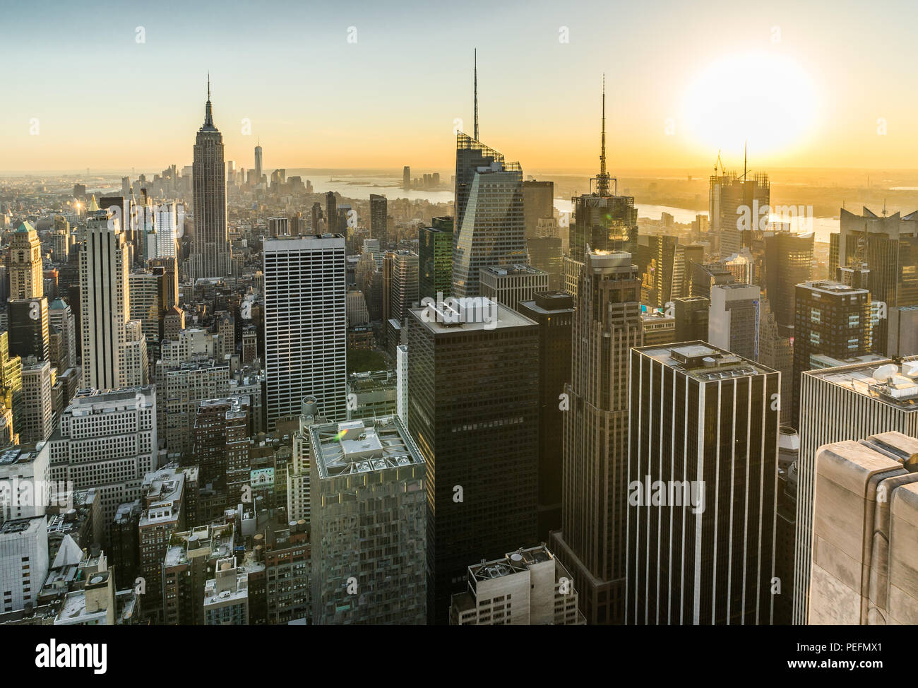 Foto in New York USA übernommen, August 2017: New York Skyline Skyline Manhattan Empire State Building von der Spitze des Felsens Sonnenuntergang Stockfoto