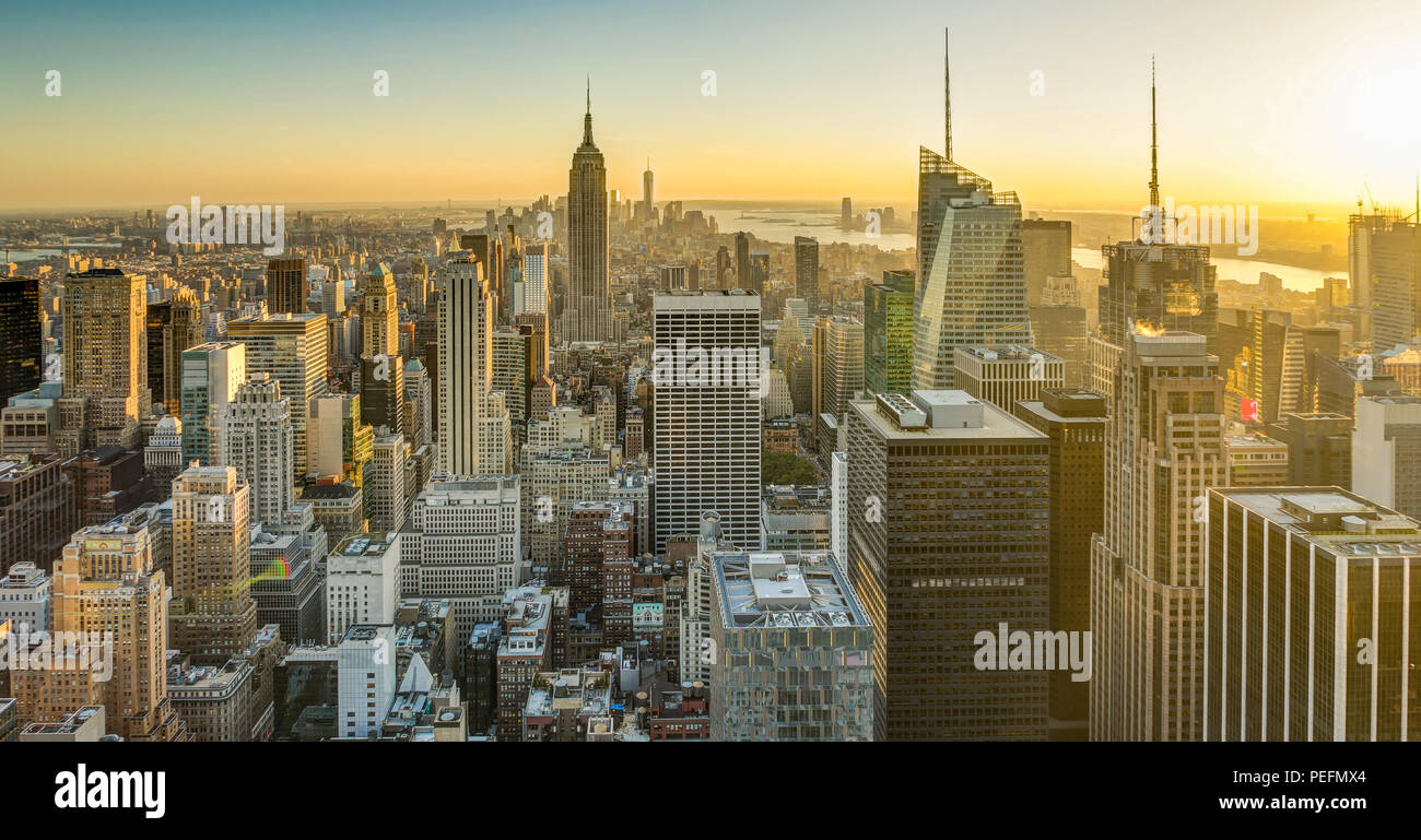 Foto in New York USA übernommen, August 2017: New York Skyline Skyline Manhattan Empire State Building von der Spitze des Felsens Sonnenuntergang Stockfoto