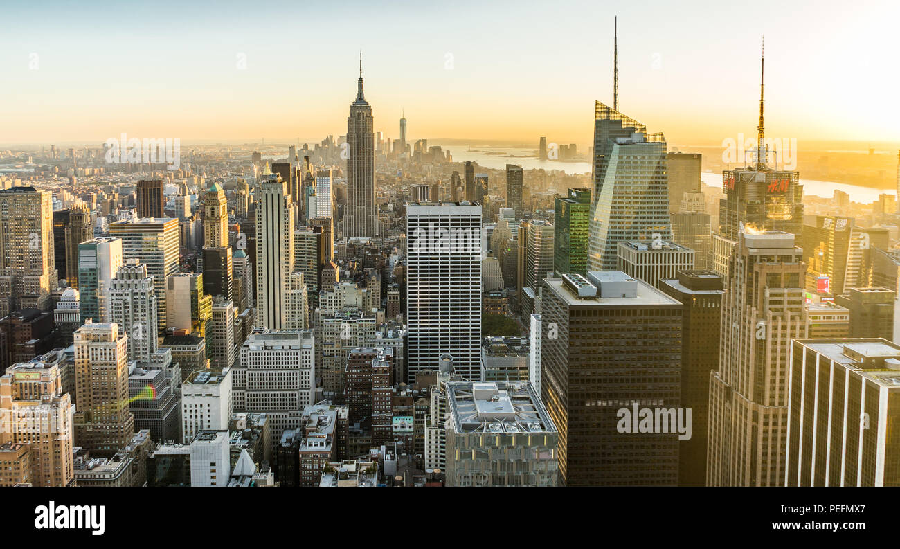 Foto in New York USA übernommen, August 2017: New York Skyline Skyline Manhattan Empire State Building von der Spitze des Felsens Sonnenuntergang Stockfoto