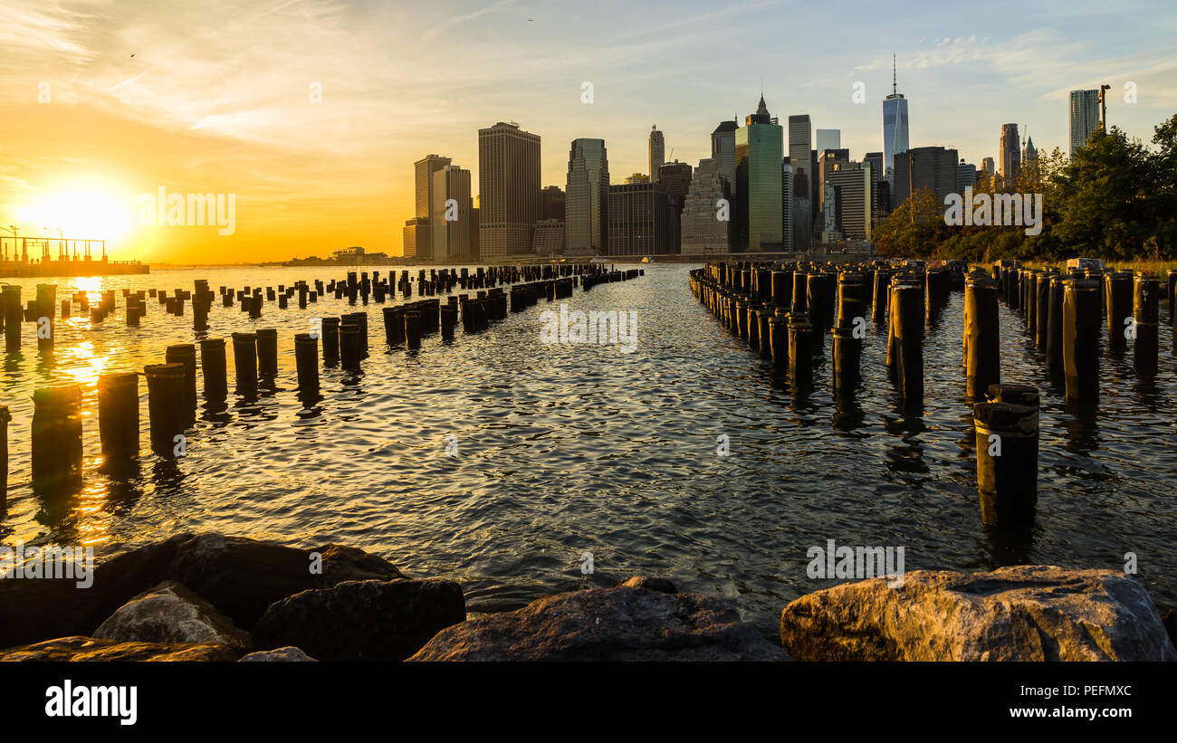 Foto in New York USA übernommen, August 2017: New York Skyline Stadtbild Lower Manhatten World Trade Center Freedom Tower mit Huson River von Brooklyn B Stockfoto