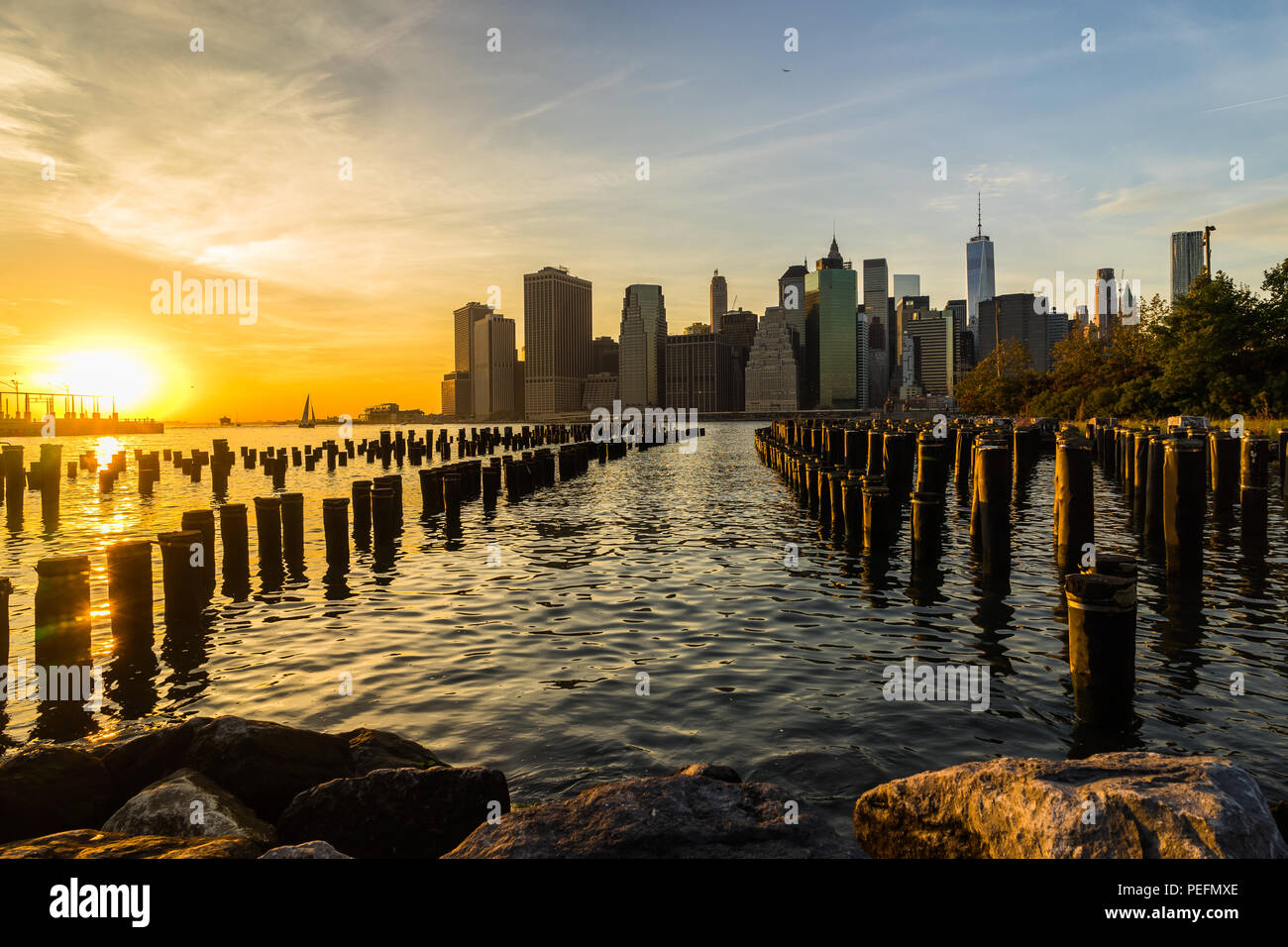 Foto in New York USA übernommen, August 2017: New York Skyline Stadtbild Lower Manhatten World Trade Center Freedom Tower mit Huson River von Brooklyn B Stockfoto