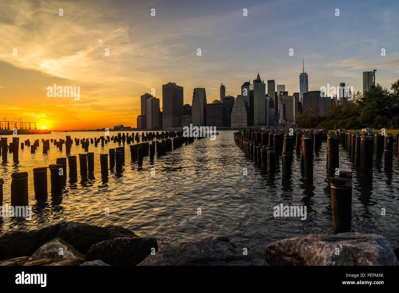 Foto in New York USA übernommen, August 2017: New York Skyline Stadtbild Lower Manhatten World Trade Center Freedom Tower mit Huson River von Brooklyn B Stockfoto