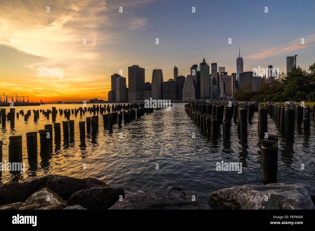 Foto in New York USA übernommen, August 2017: New York Skyline Stadtbild Lower Manhatten World Trade Center Freedom Tower mit Huson River von Brooklyn B Stockfoto