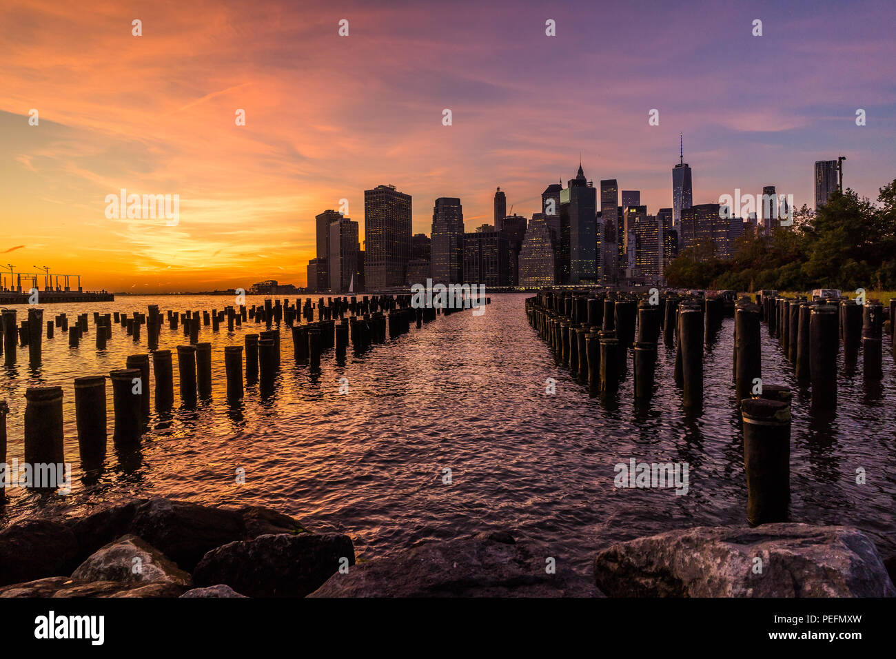 Foto in New York USA übernommen, August 2017: New York Skyline Stadtbild Lower Manhatten World Trade Center Freedom Tower mit Huson River von Brooklyn B Stockfoto