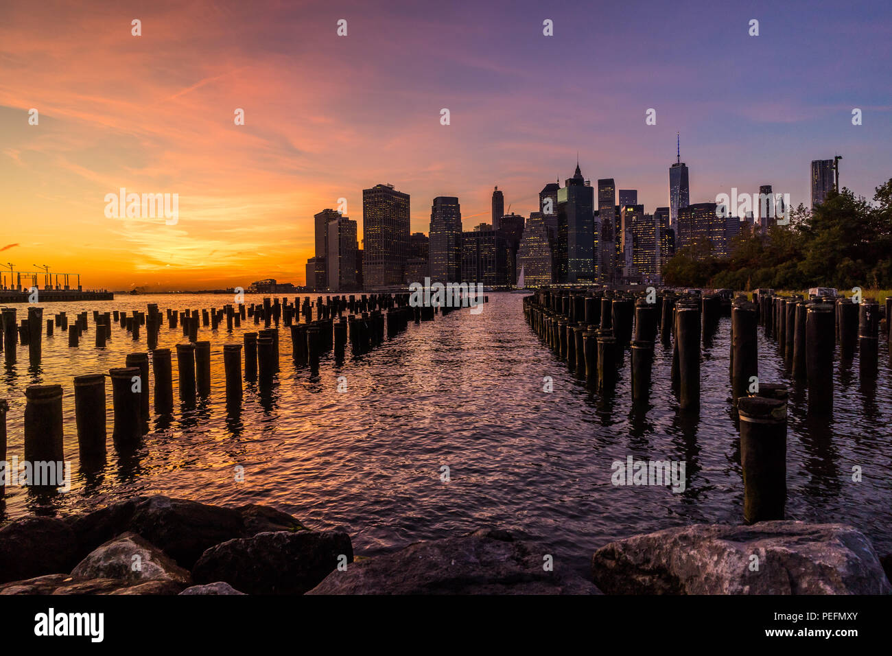 Foto in New York USA übernommen, August 2017: New York Skyline Stadtbild Lower Manhatten World Trade Center Freedom Tower mit Huson River von Brooklyn B Stockfoto