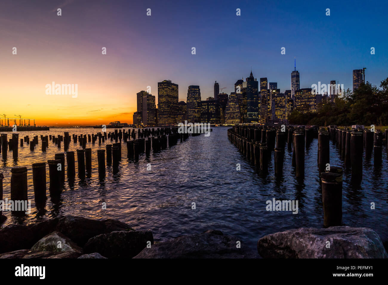 Foto in New York USA übernommen, August 2017: New York Skyline Stadtbild Lower Manhatten World Trade Center Freedom Tower mit Huson River von Brooklyn B Stockfoto