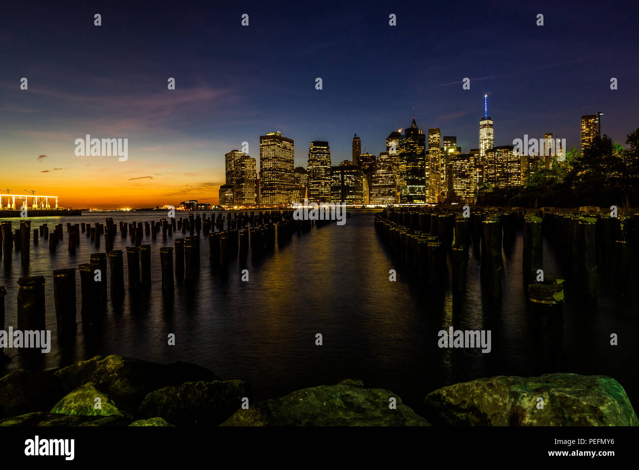 Foto in New York USA übernommen, August 2017: New York Skyline Stadtbild Lower Manhatten World Trade Center Freedom Tower mit Huson River von Brooklyn B Stockfoto