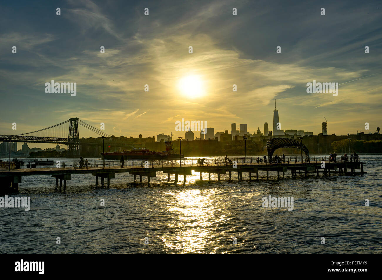 Foto in New York USA übernommen, August 2017: New York Skyline Cityview Manhattan mit dem Empire State Building Sunset Stockfoto