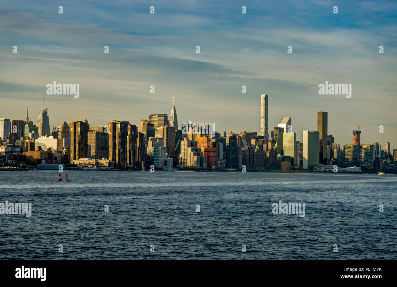 Foto in New York USA übernommen, August 2017: New York Skyline Cityview Manhattan mit dem Empire State Building Sonnenuntergang von der Fähre gesehen Stockfoto