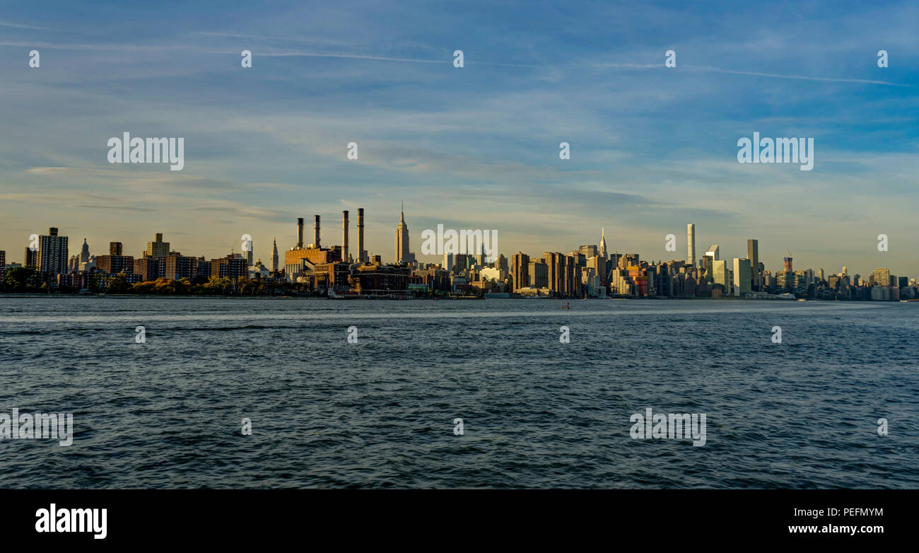 Foto in New York USA übernommen, August 2017: New York Skyline Cityview Manhattan mit dem Empire State Building Sonnenuntergang von der Fähre gesehen Stockfoto