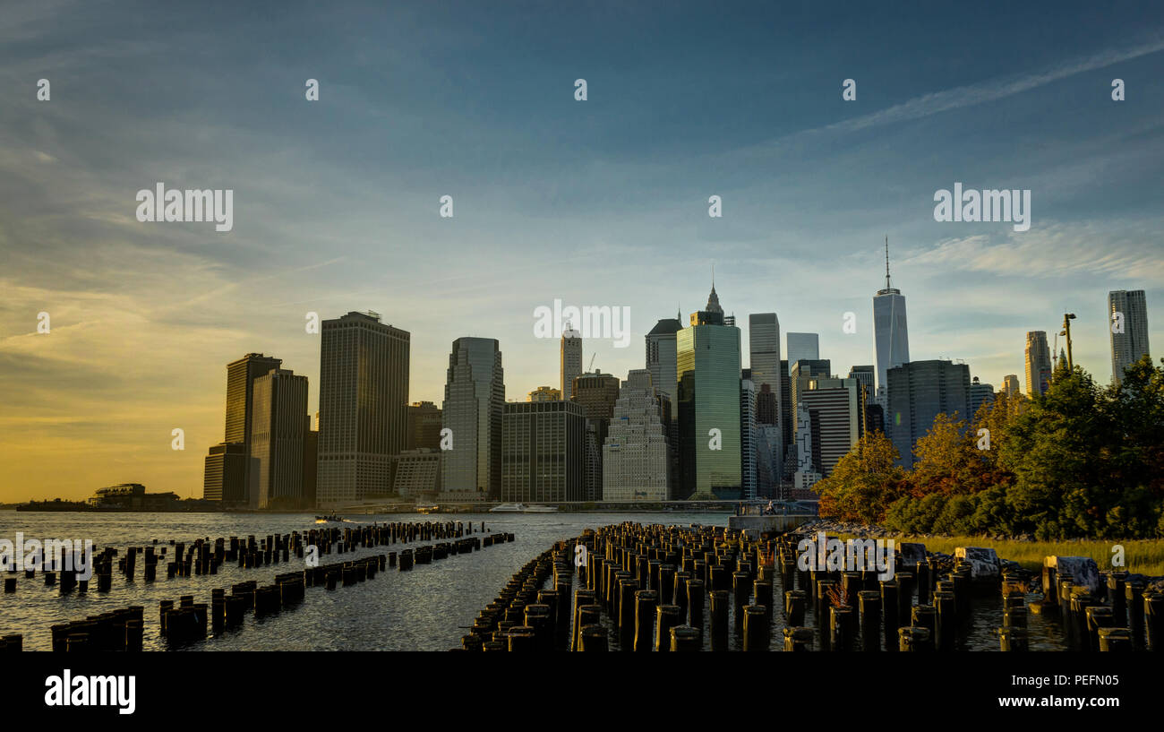 Foto in New York USA übernommen, August 2017: New York Skyline Skyline von Manhatten World Trade Center Freedom Tower mit Huson River Stockfoto