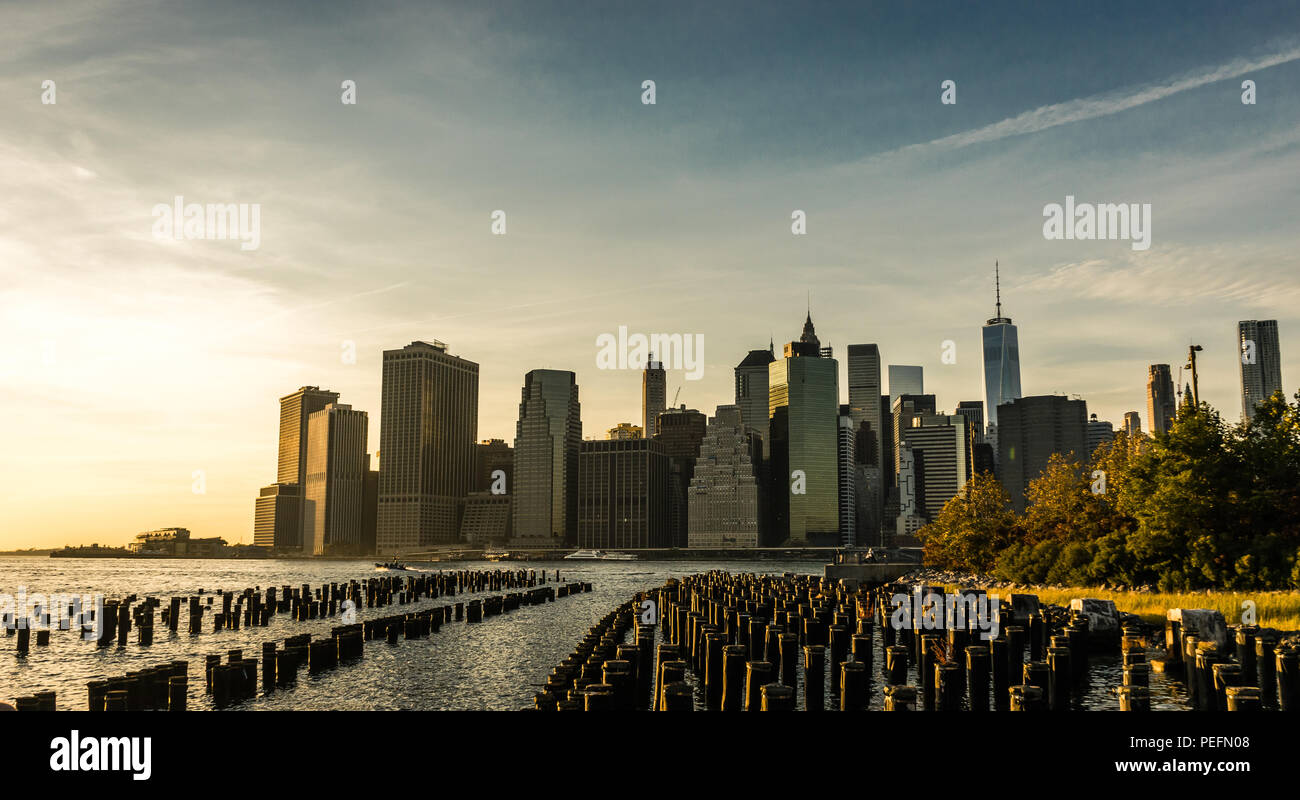 Foto in New York USA übernommen, August 2017: New York Skyline Skyline von Manhatten World Trade Center Freedom Tower mit Huson River Stockfoto