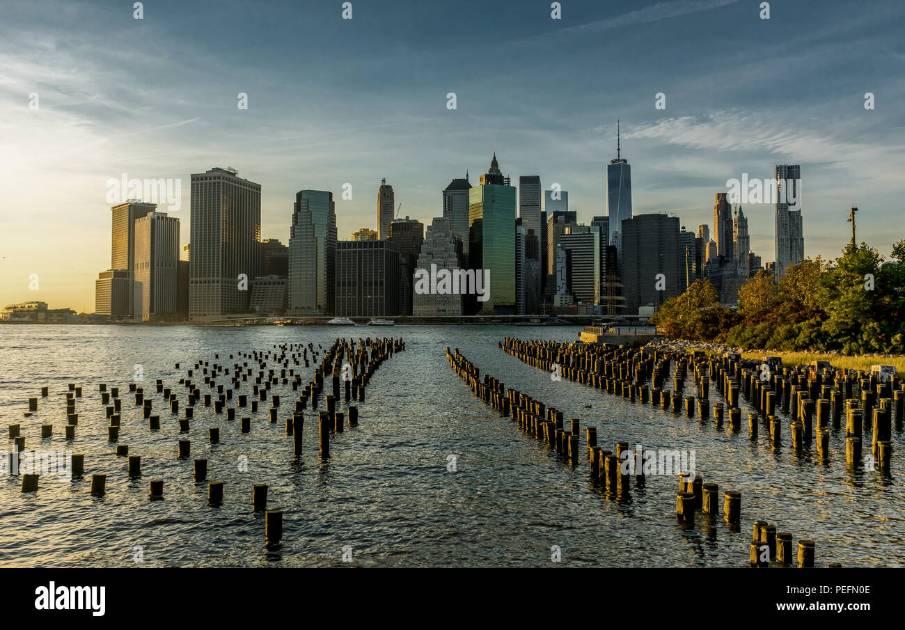 Foto in New York USA übernommen, August 2017: New York Skyline Skyline von Manhatten World Trade Center Freedom Tower mit Huson River Stockfoto