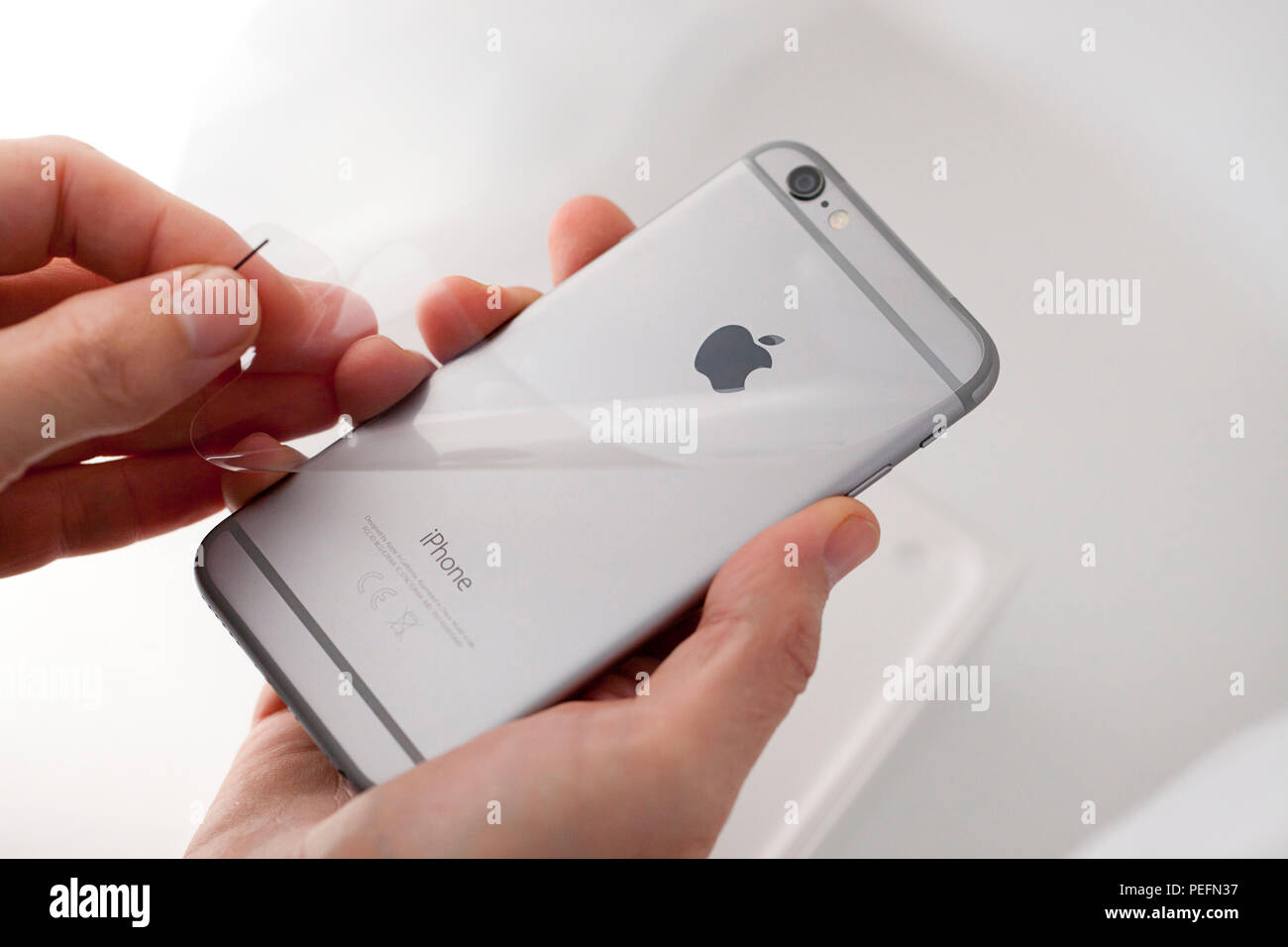 Hände, die brandneue Apple iPhone 6. Stockfoto