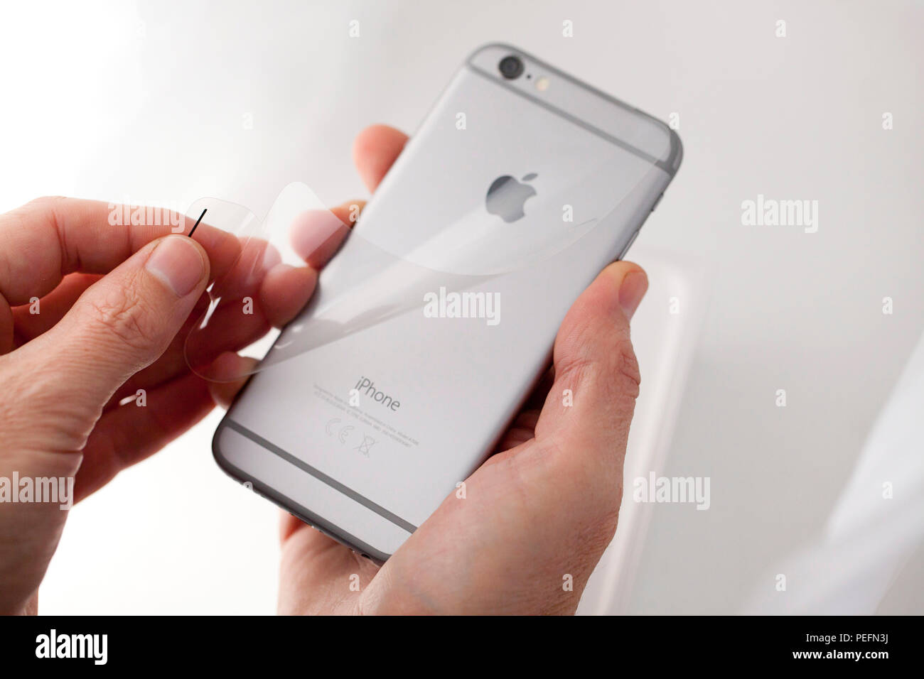 Hände, die brandneue Apple iPhone 6. Stockfoto